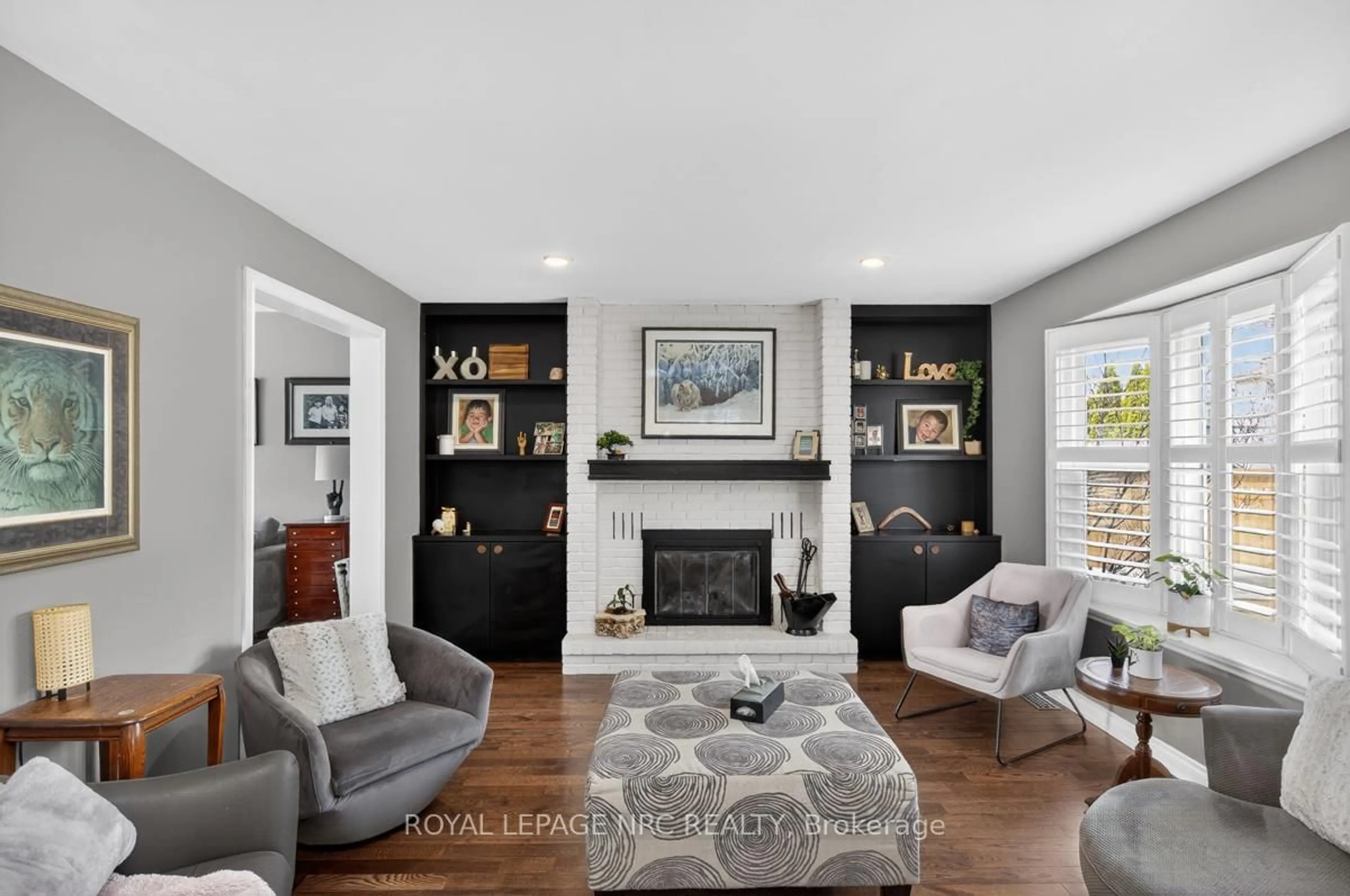 Living room with furniture, unknown for 20 Cheritan Crt, St. Catharines Ontario L2N 7J8