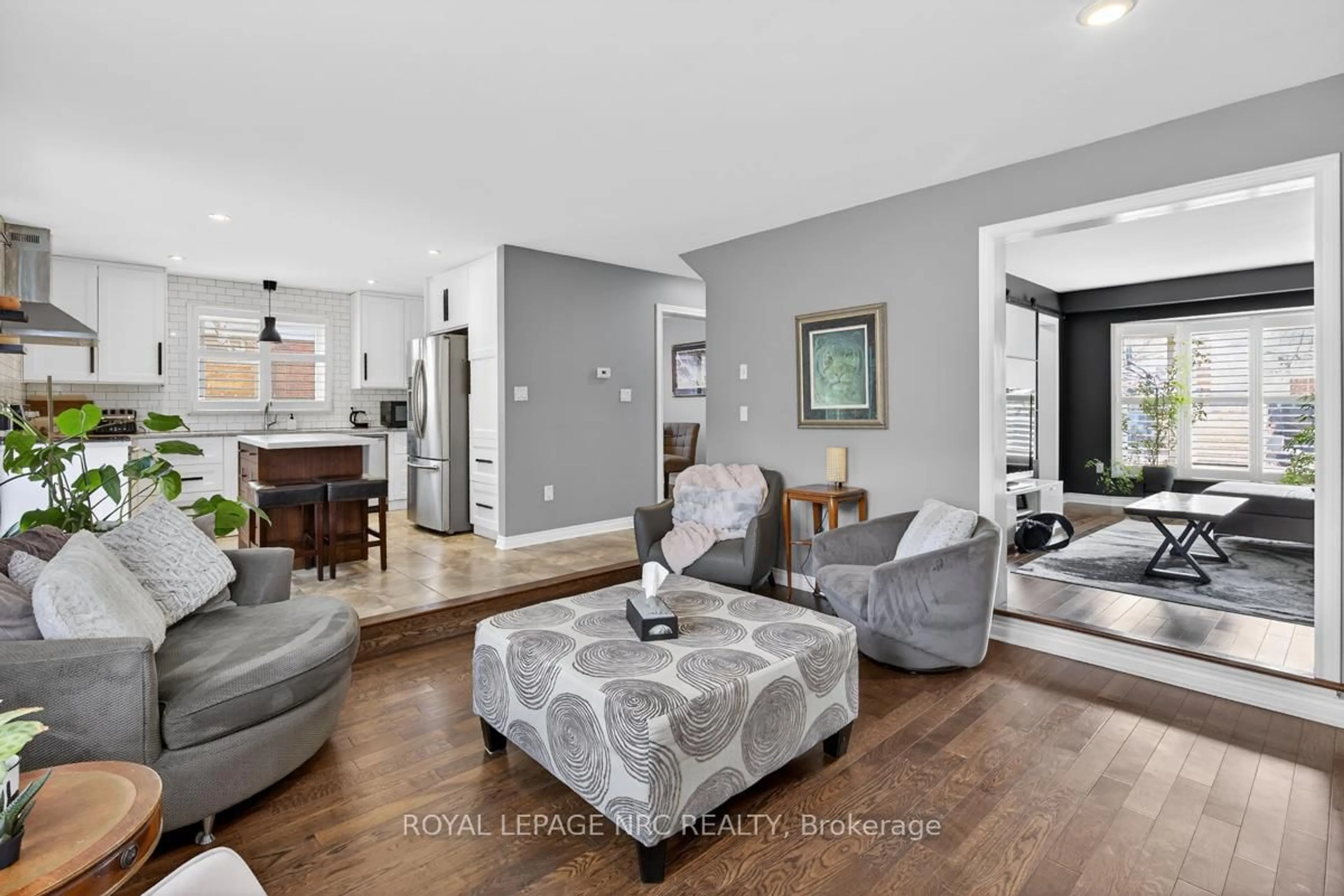 Living room with furniture, unknown for 20 Cheritan Crt, St. Catharines Ontario L2N 7J8