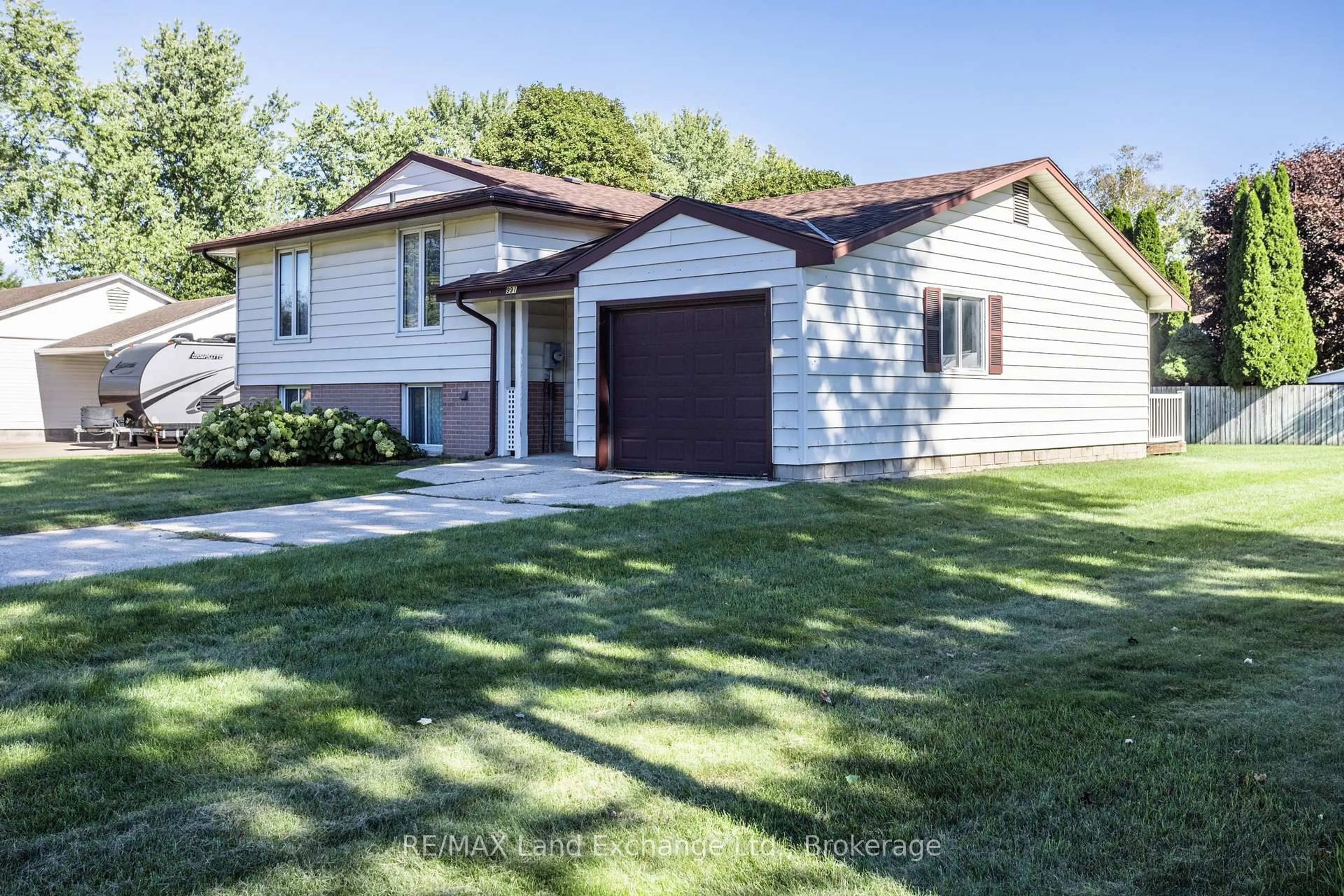 Home with vinyl exterior material, street for 991 Bricker St, Saugeen Shores Ontario N0H 2C3