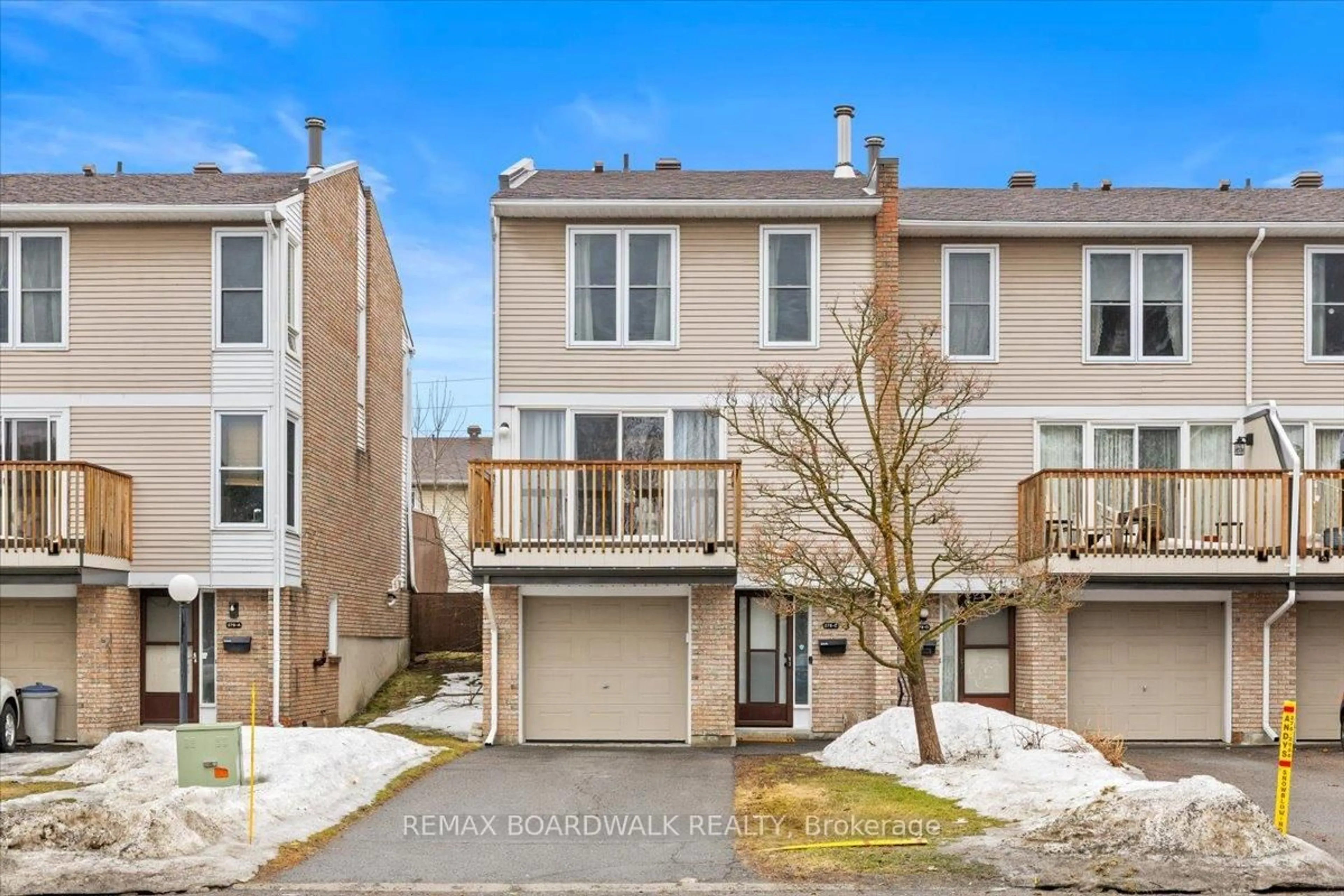 A pic from outside/outdoor area/front of a property/back of a property/a pic from drone, street for 278 Dalehurst Dr #E, Ottawa Ontario K2G 4J5