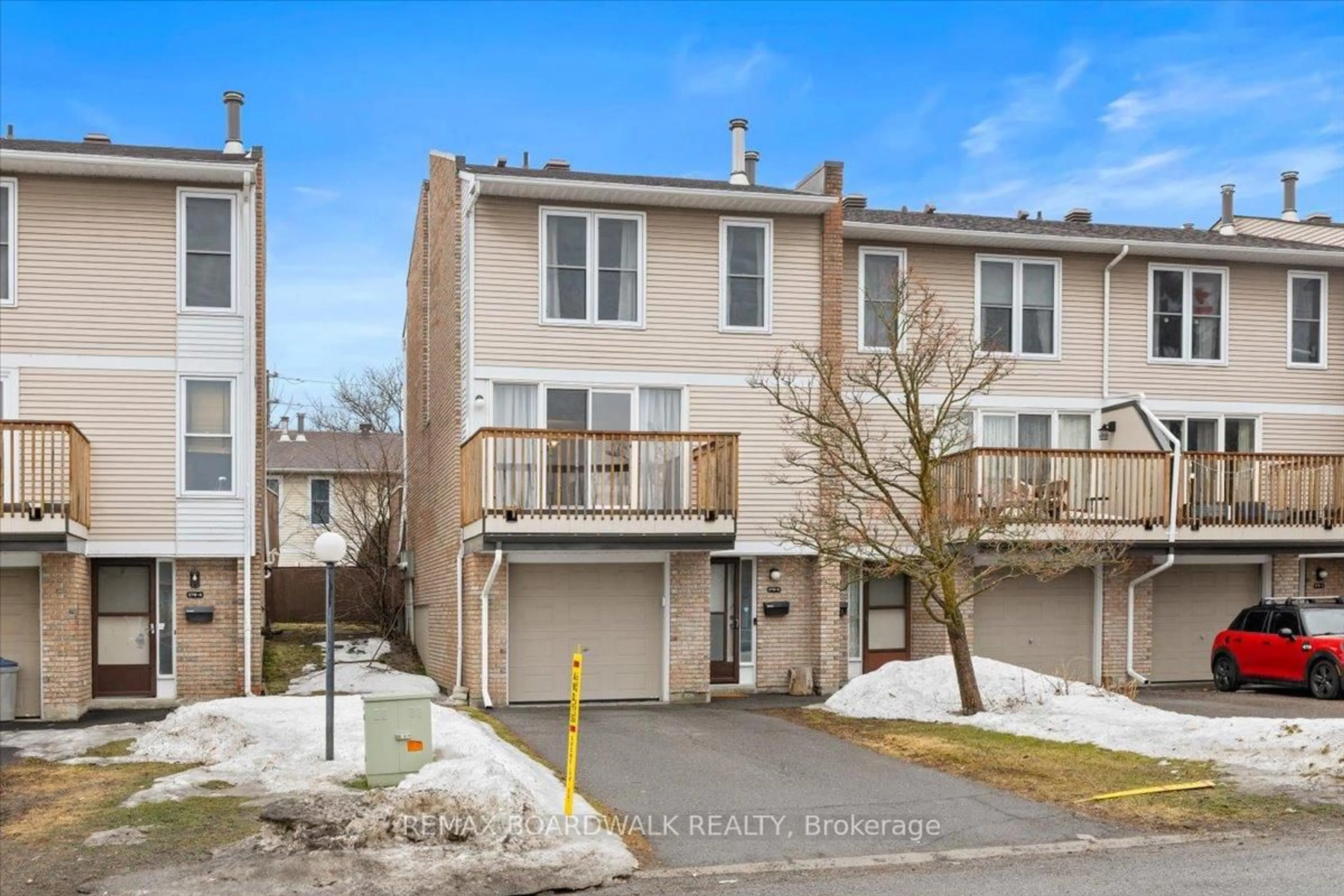 A pic from outside/outdoor area/front of a property/back of a property/a pic from drone, street for 278 Dalehurst Dr #E, Ottawa Ontario K2G 4J5