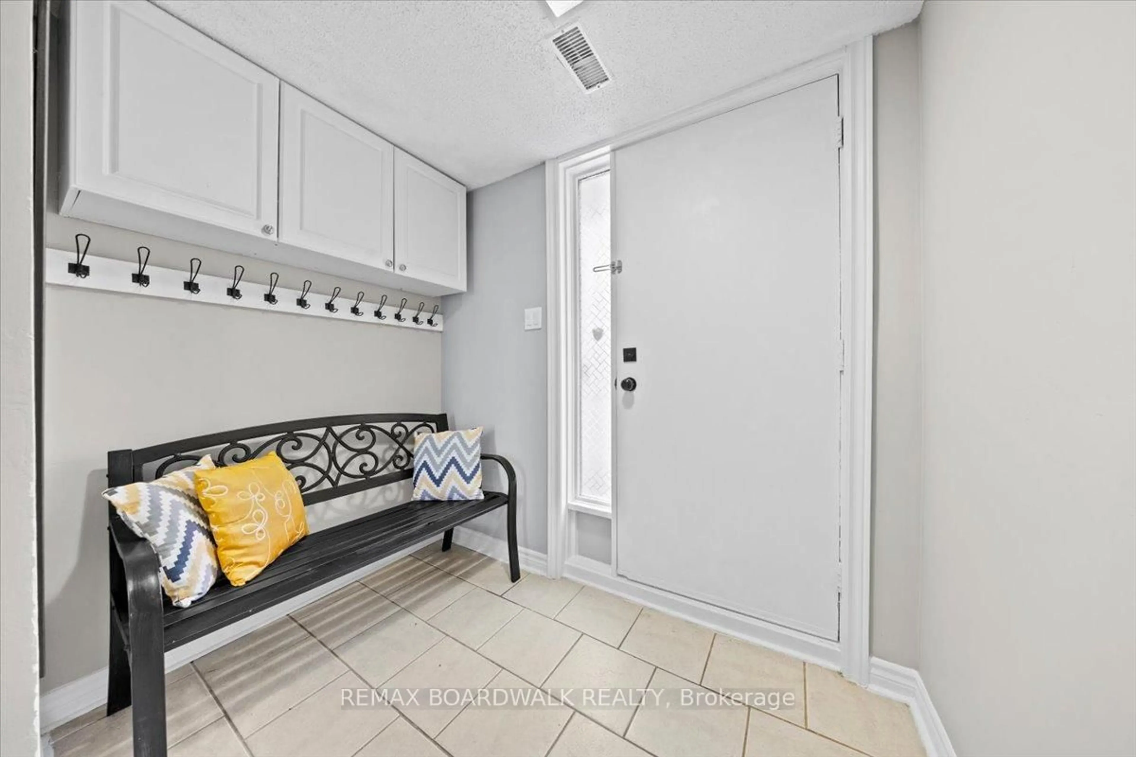 Indoor entryway for 278 Dalehurst Dr #E, Ottawa Ontario K2G 4J5