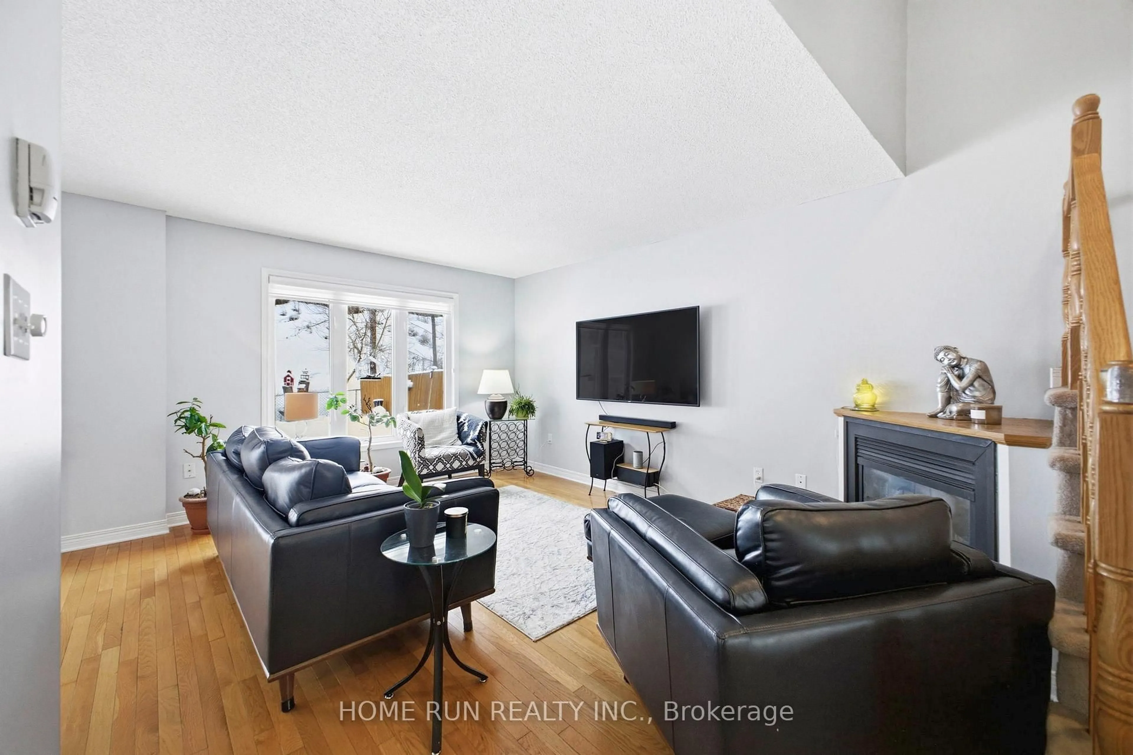 Living room with furniture, wood/laminate floor for 115 Beaumont Ave, Clarence-Rockland Ontario K4K 1R6