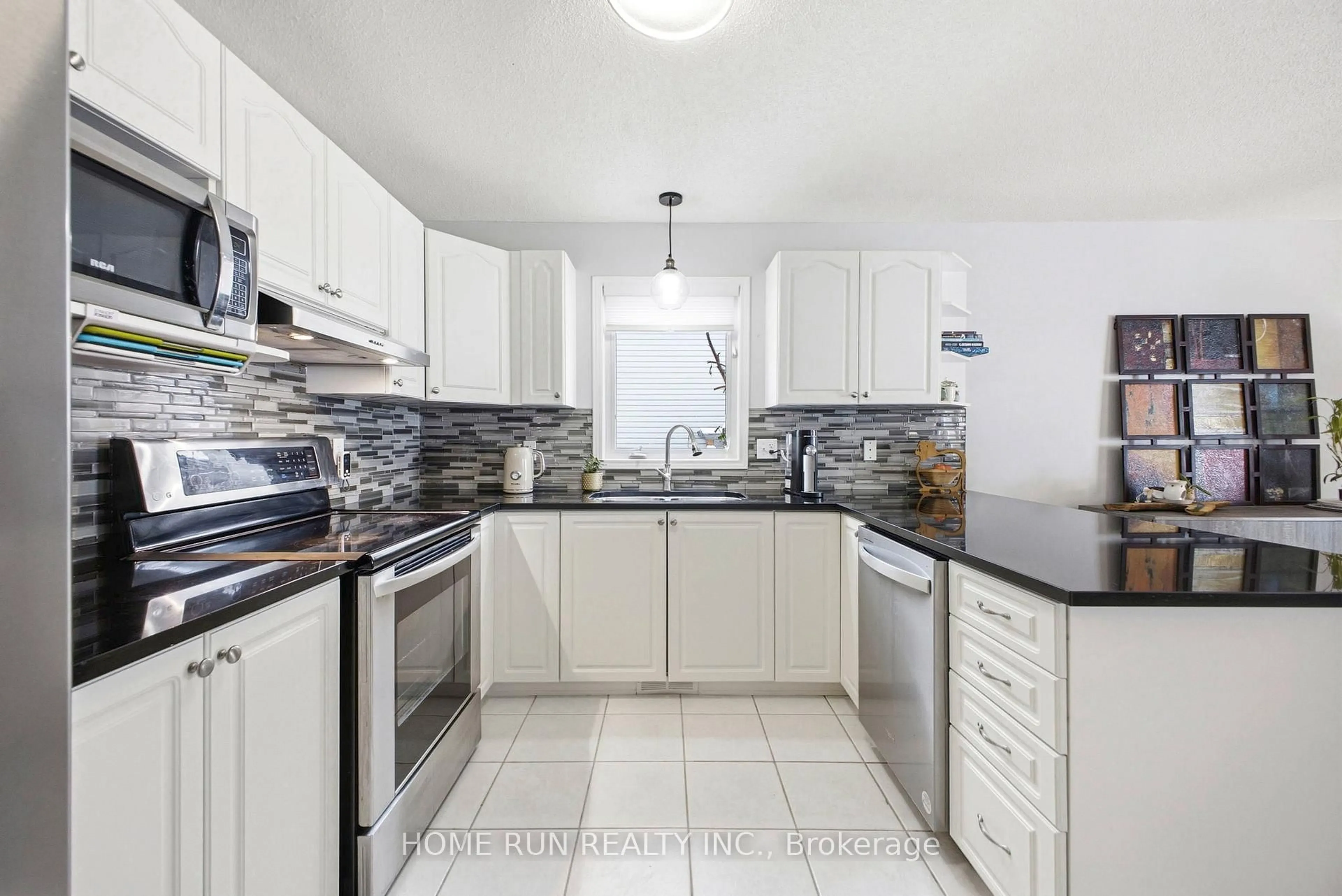 Standard kitchen, ceramic/tile floor for 115 Beaumont Ave, Clarence-Rockland Ontario K4K 1R6