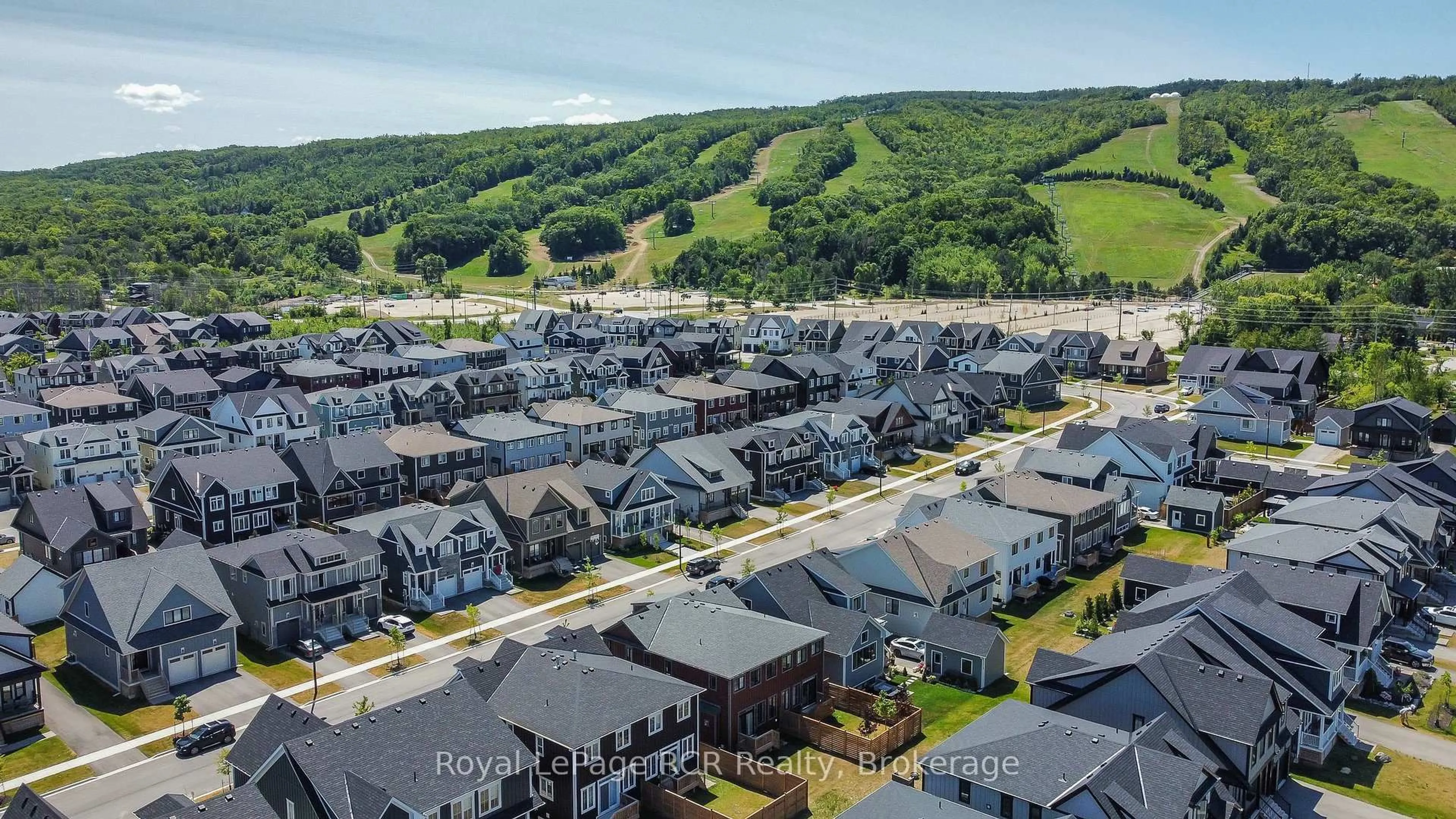 A pic from outside/outdoor area/front of a property/back of a property/a pic from drone, mountain view for 130 Courtland St, Blue Mountains Ontario L9Y 5L8