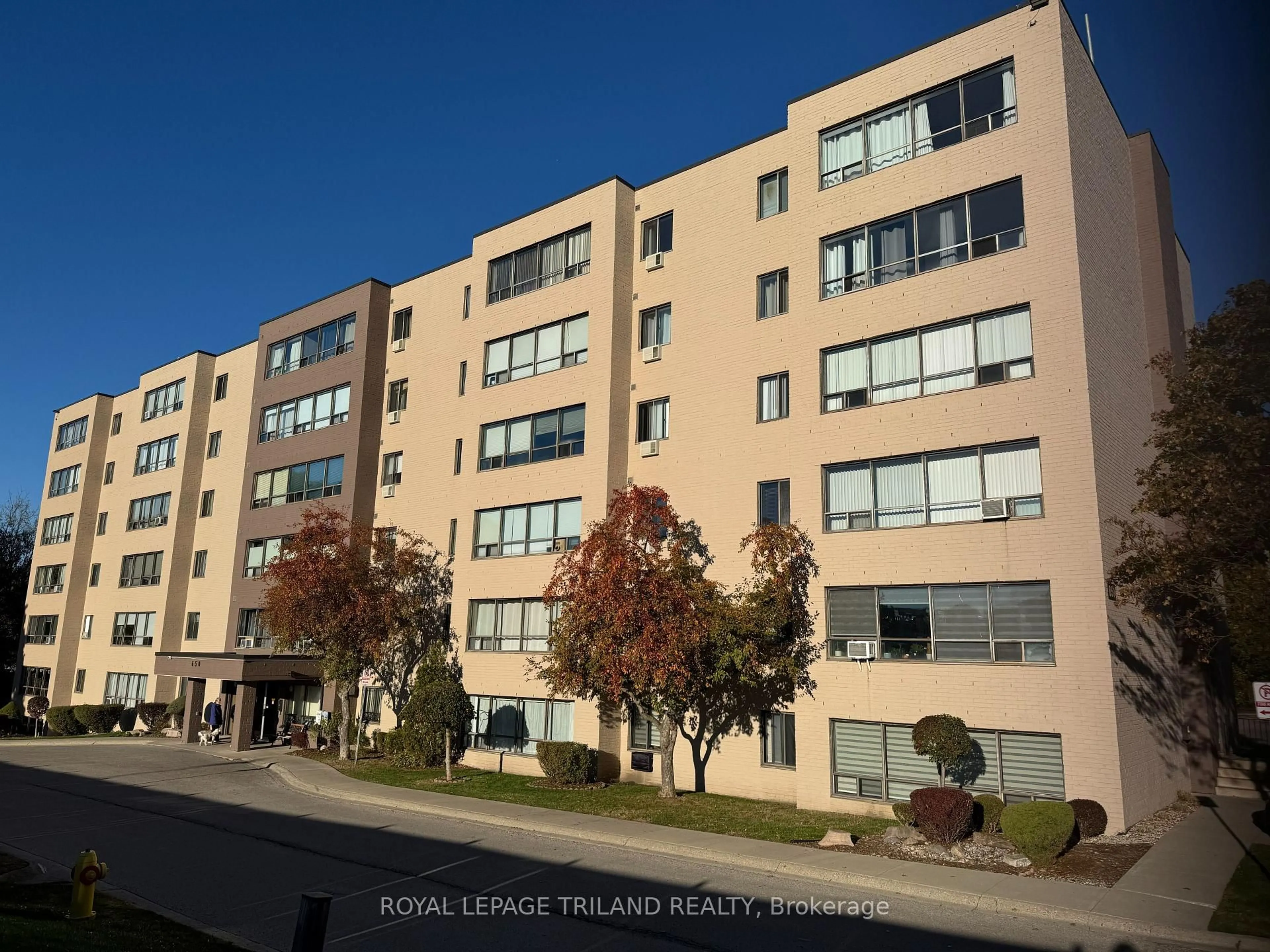 A pic from outside/outdoor area/front of a property/back of a property/a pic from drone, unknown for 650 Cheapside St #605, London East Ontario N5Y 5J8