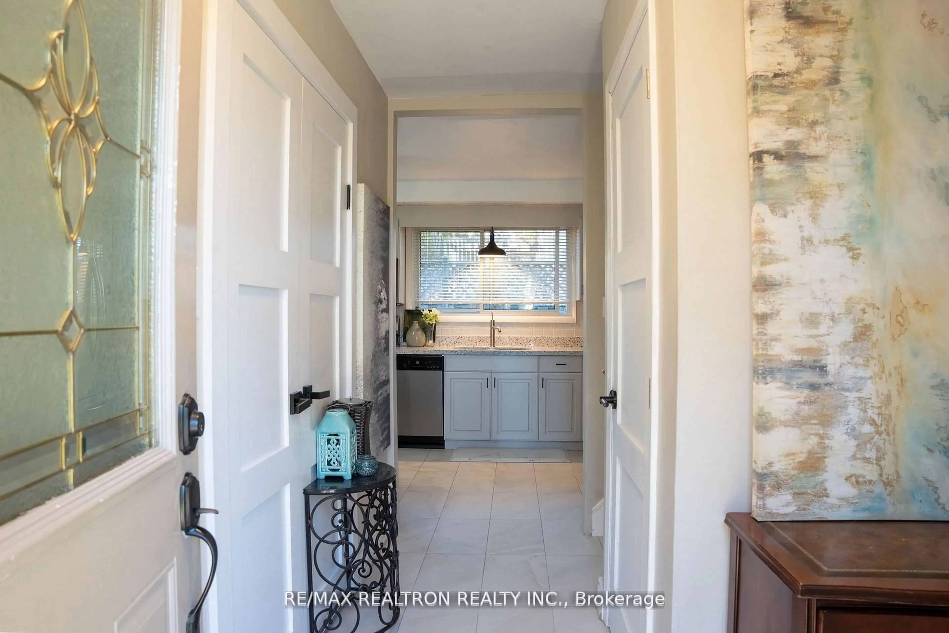 Indoor entryway for 323 Lindan Ave, Selwyn Ontario K9L 1K9