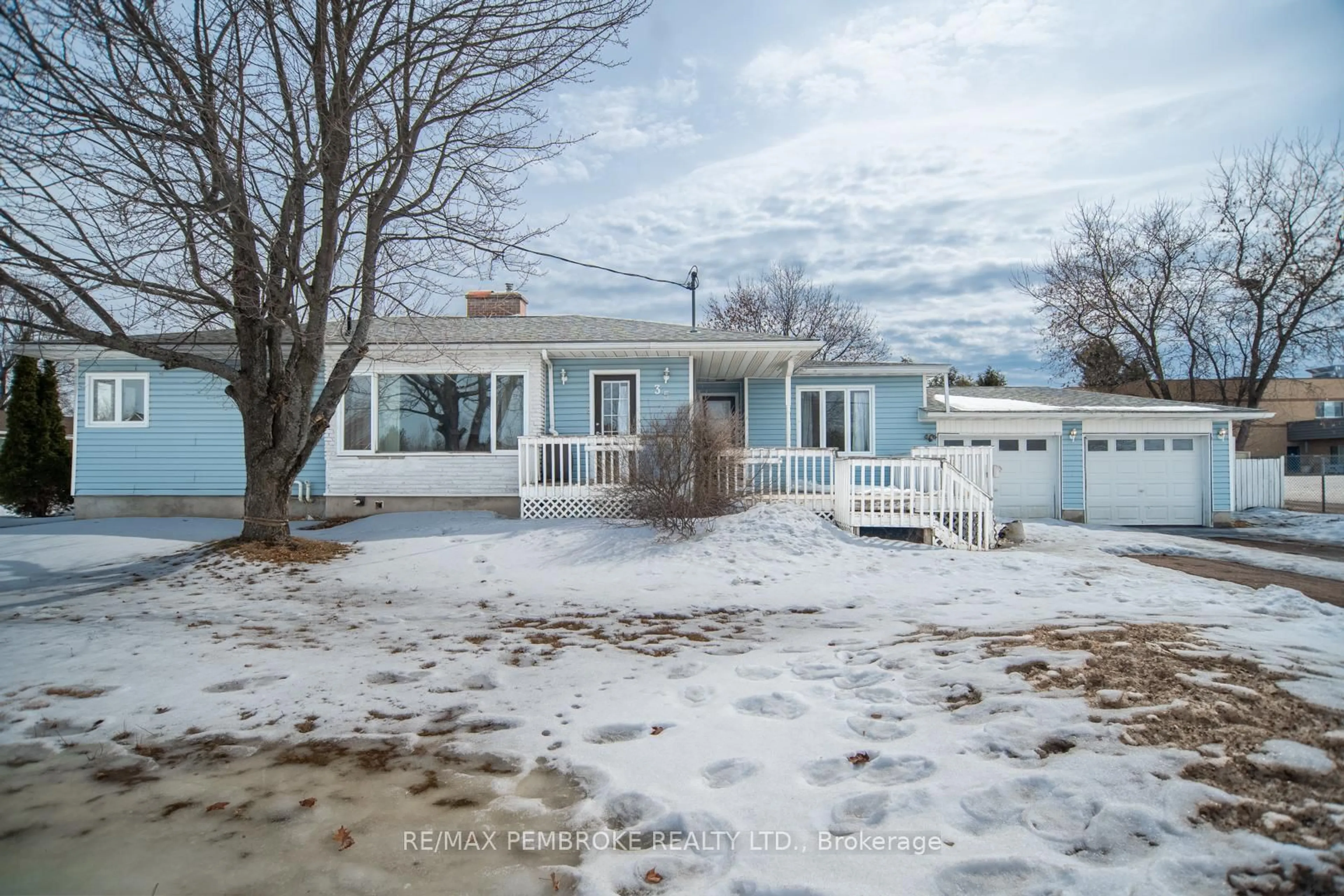 A pic from outside/outdoor area/front of a property/back of a property/a pic from drone, unknown for 35 Mohns Ave, Petawawa Ontario K8H 2G7