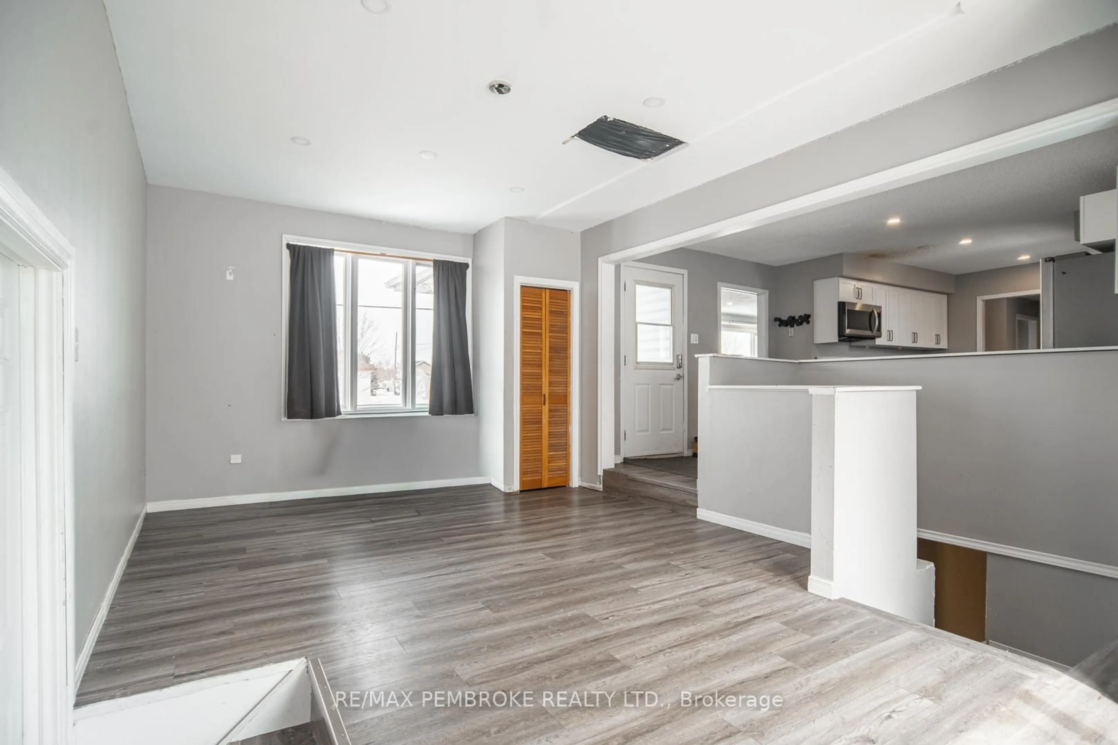 Open concept kitchen, unknown for 35 Mohns Ave, Petawawa Ontario K8H 2G7