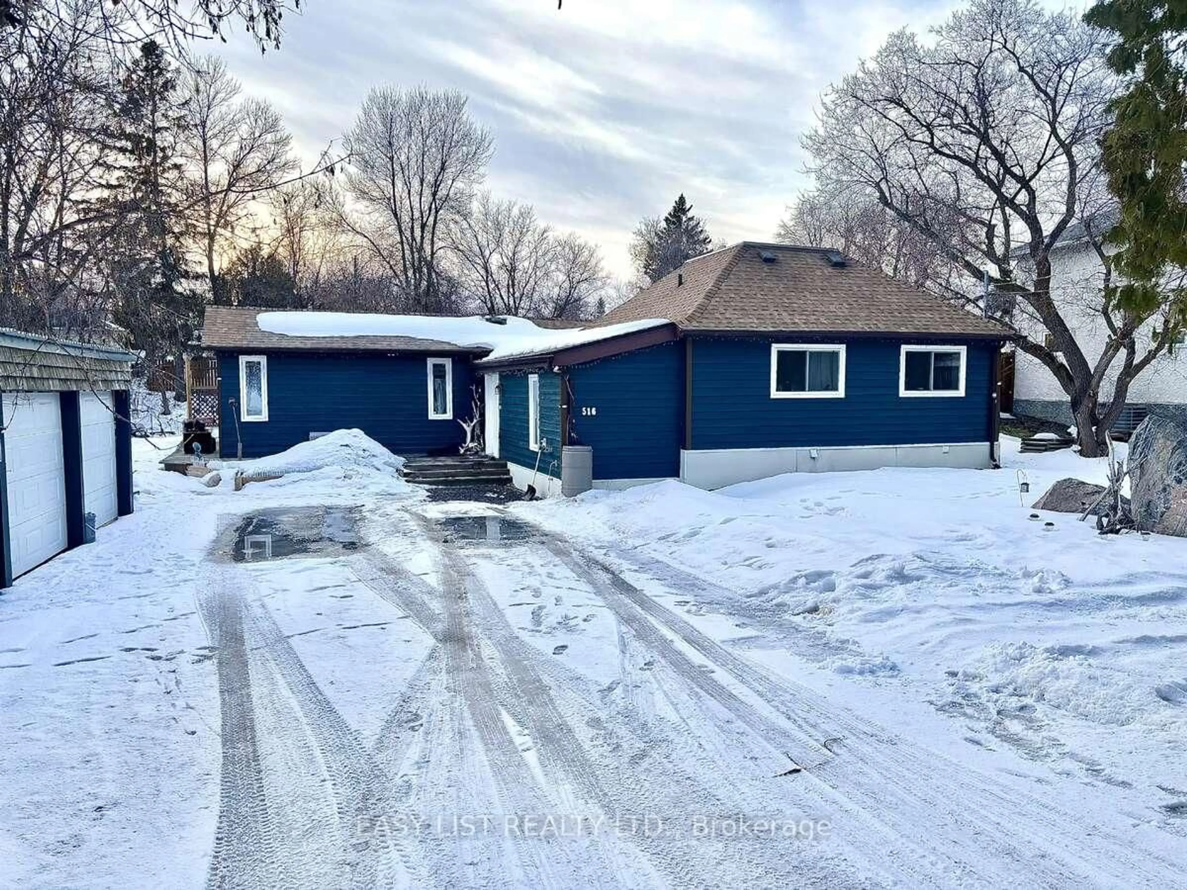 Home with vinyl exterior material, street for 516 Bay St, Kenora Ontario P0X 1C0