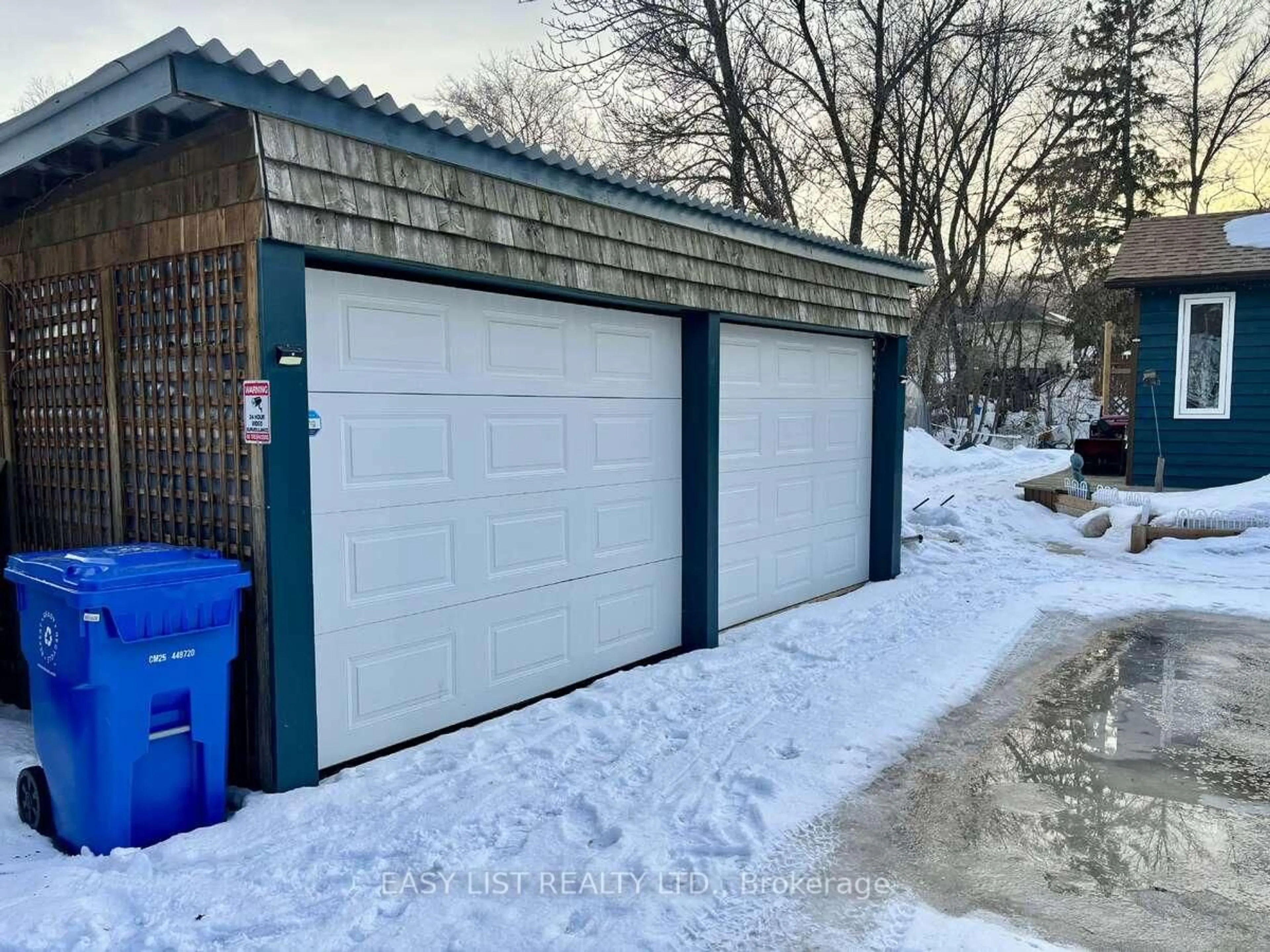 Indoor garage for 516 Bay St, Kenora Ontario P0X 1C0