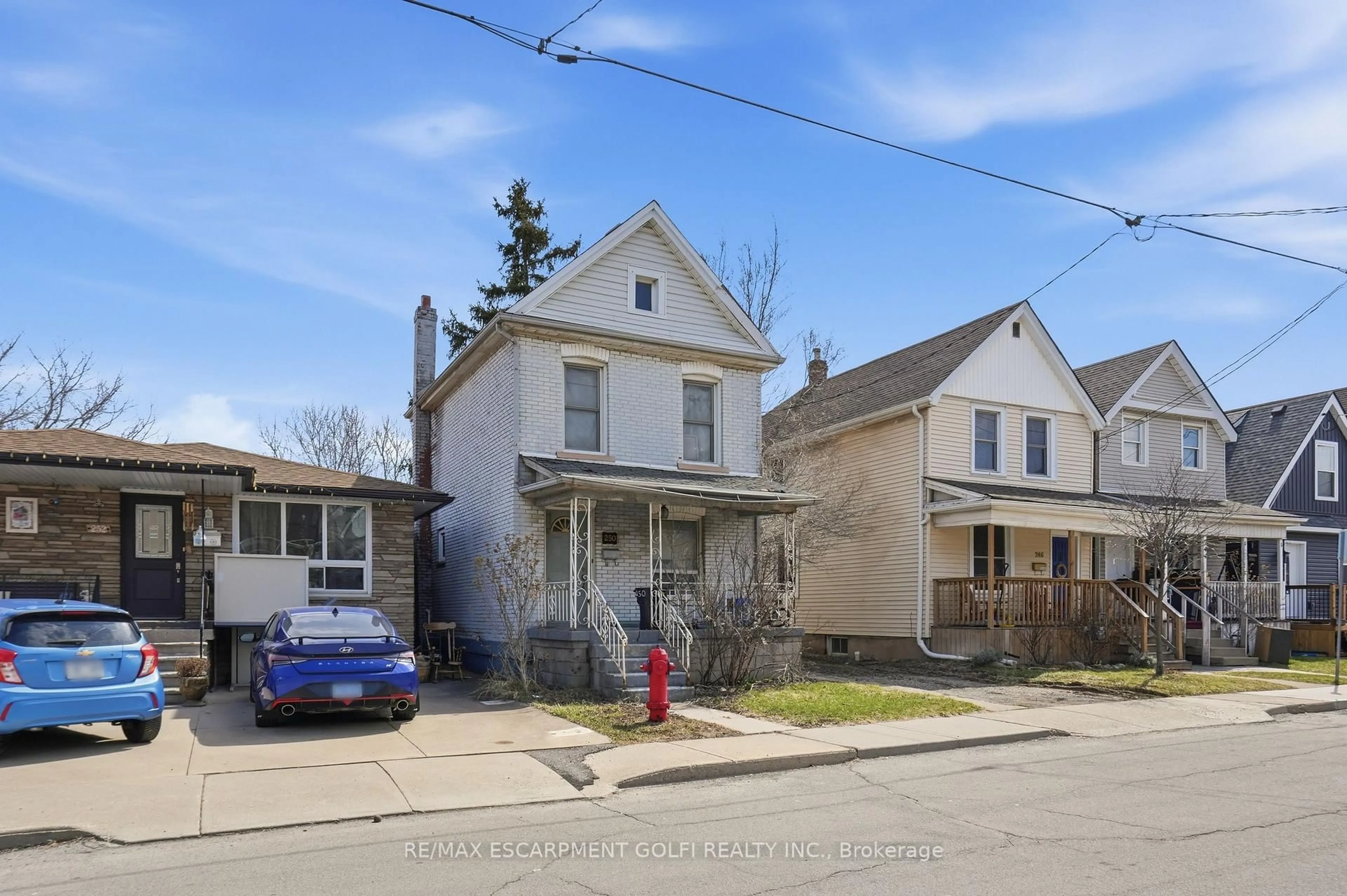 A pic from outside/outdoor area/front of a property/back of a property/a pic from drone, street for 250 Rosslyn Ave, Hamilton Ontario L8L 7R1