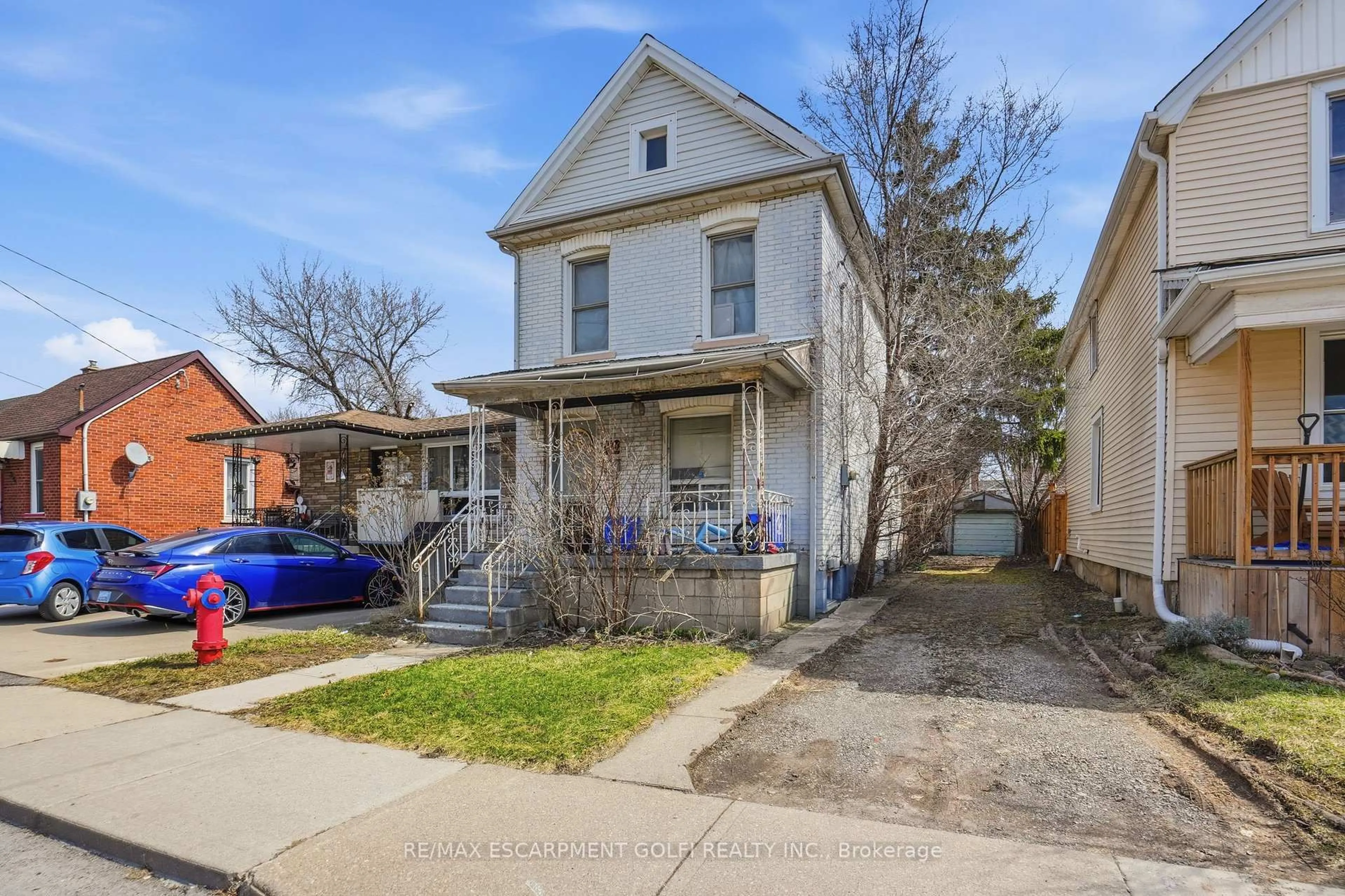 A pic from outside/outdoor area/front of a property/back of a property/a pic from drone, street for 250 Rosslyn Ave, Hamilton Ontario L8L 7R1