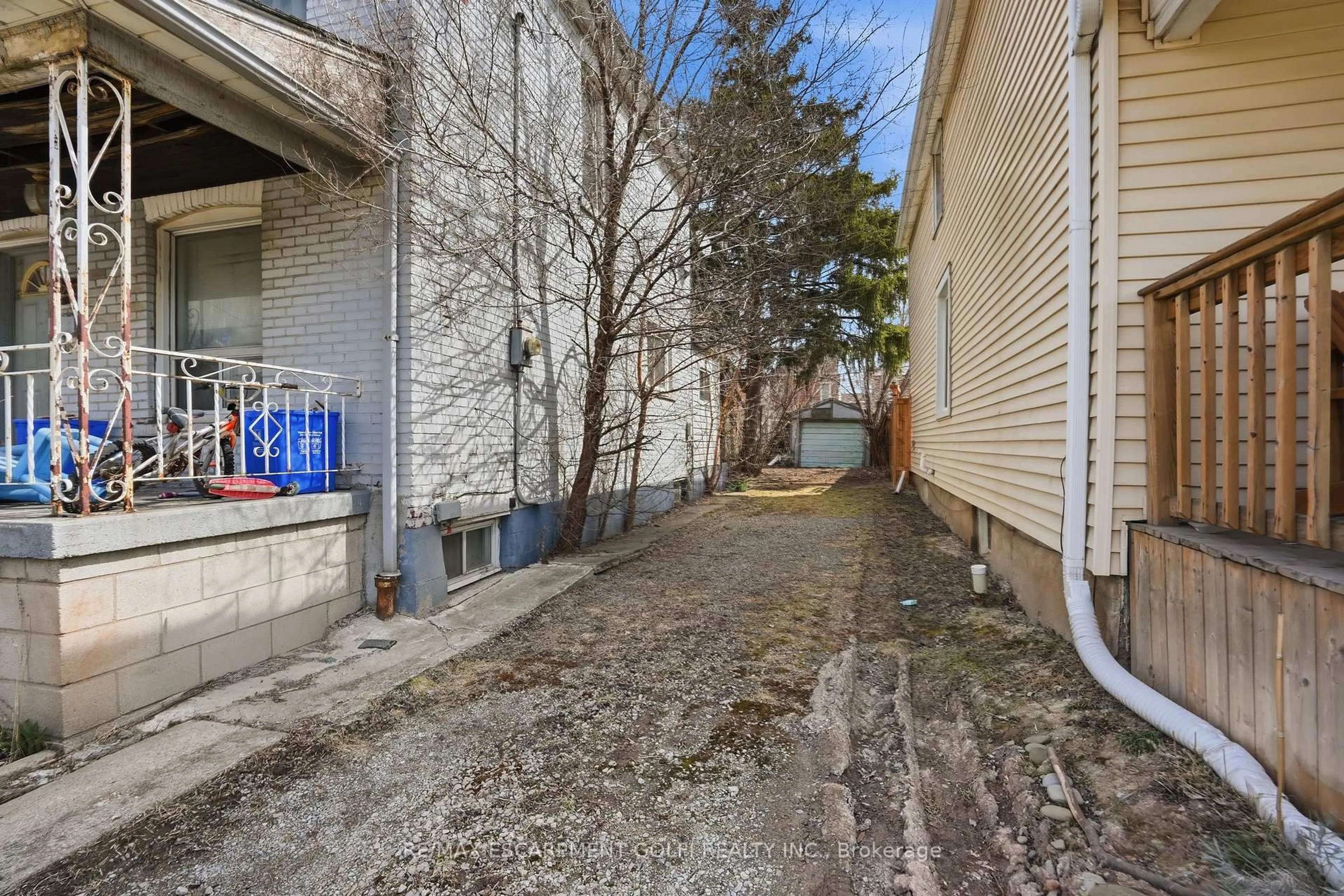 Patio, street for 250 Rosslyn Ave, Hamilton Ontario L8L 7R1