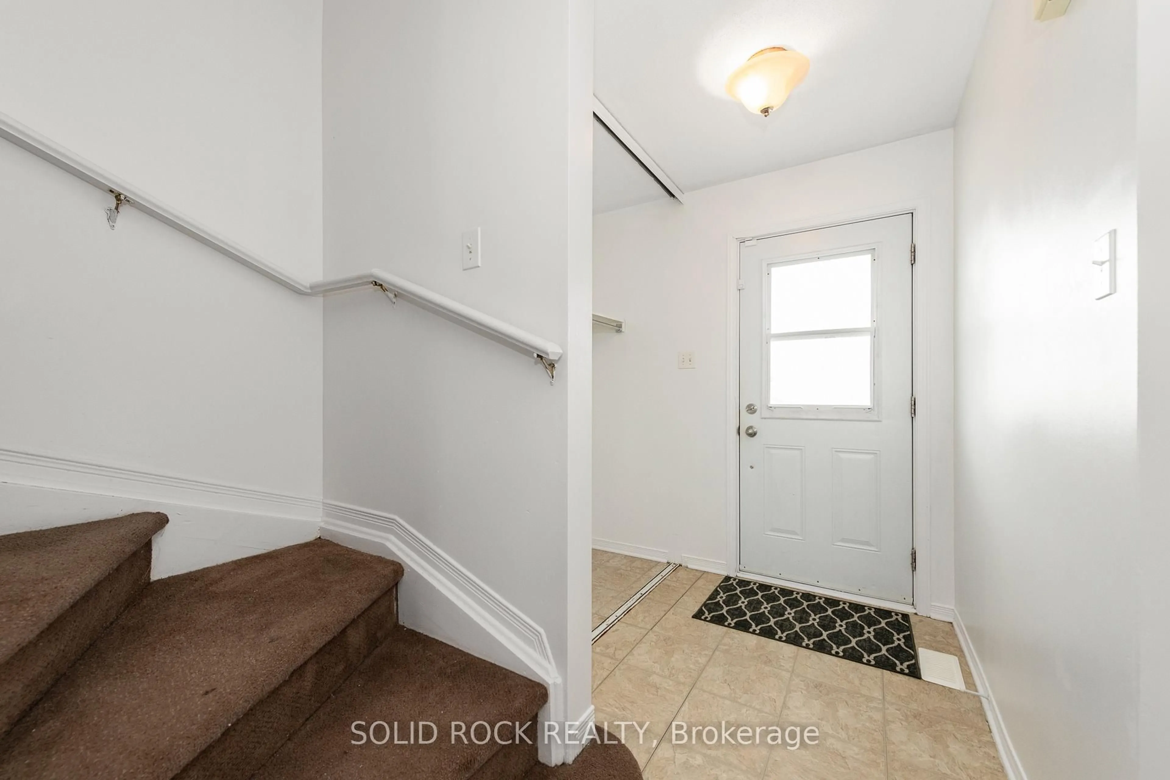 Indoor entryway for 17 JOHNSTON St, Carleton Place Ontario K7C 4R7