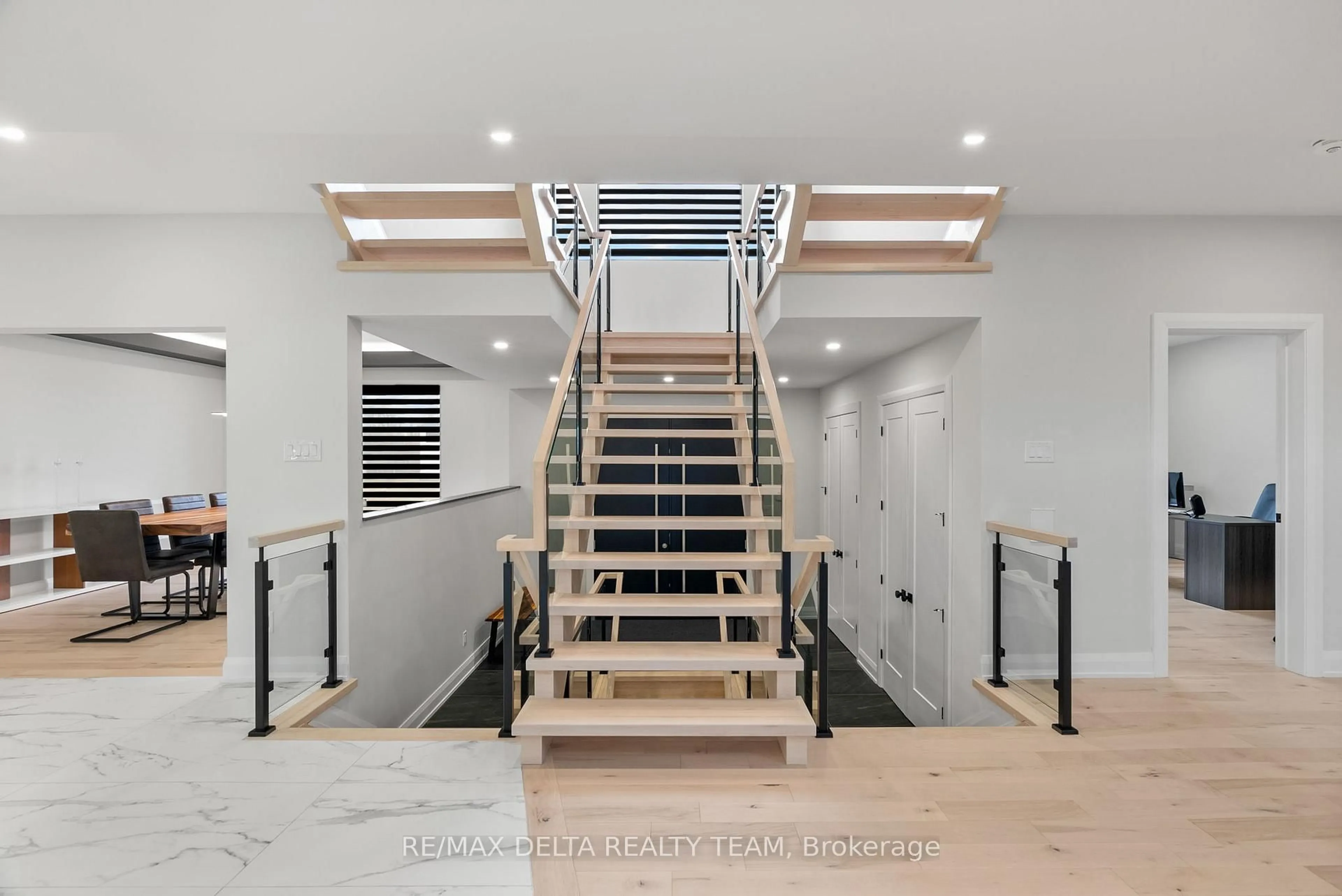 Unknown for 663 Ballycastle Cres, Ottawa Ontario K1X 0A3