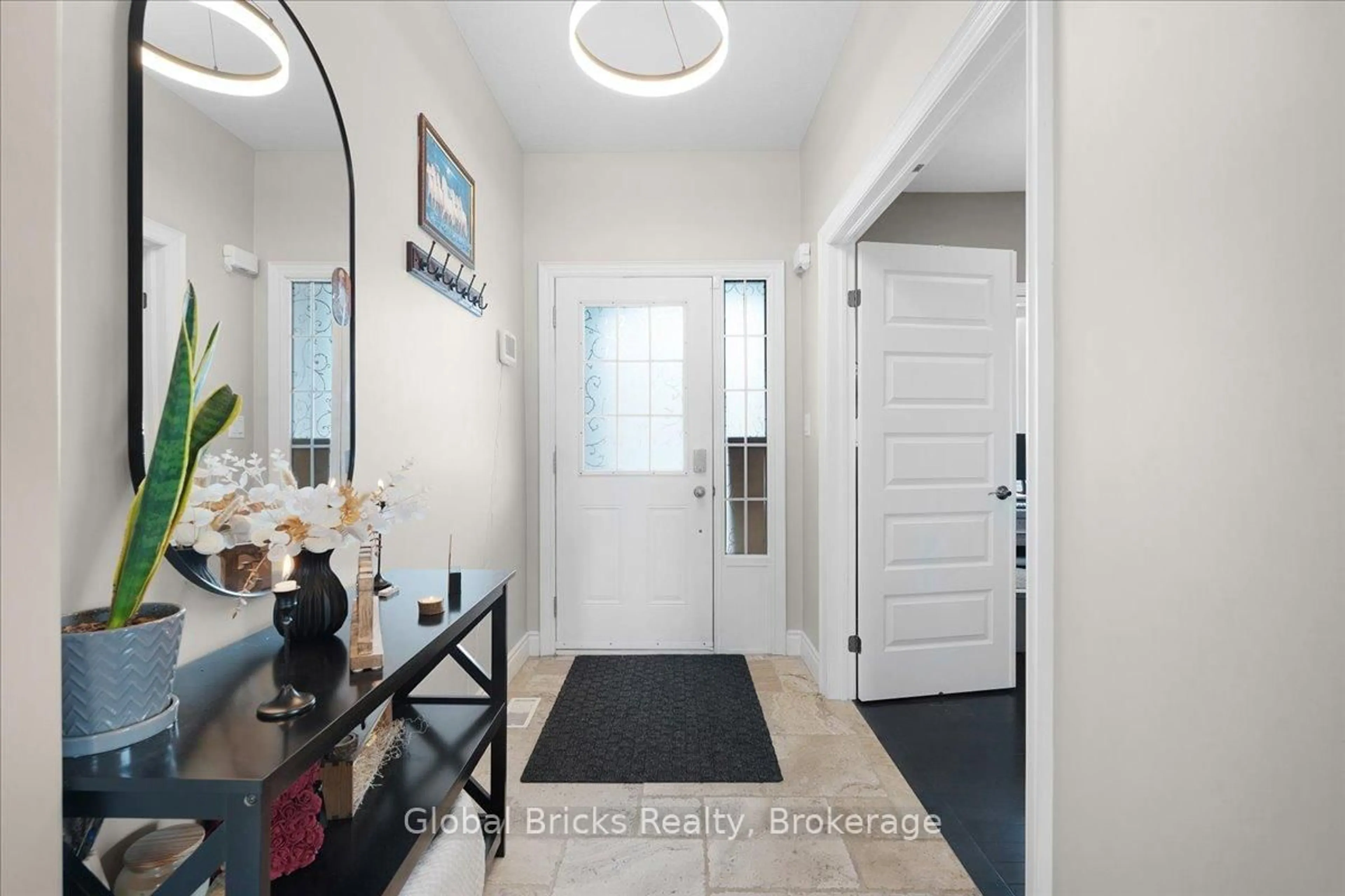 Indoor entryway for 866 Springbank Ave, Woodstock Ontario N4T 0B1