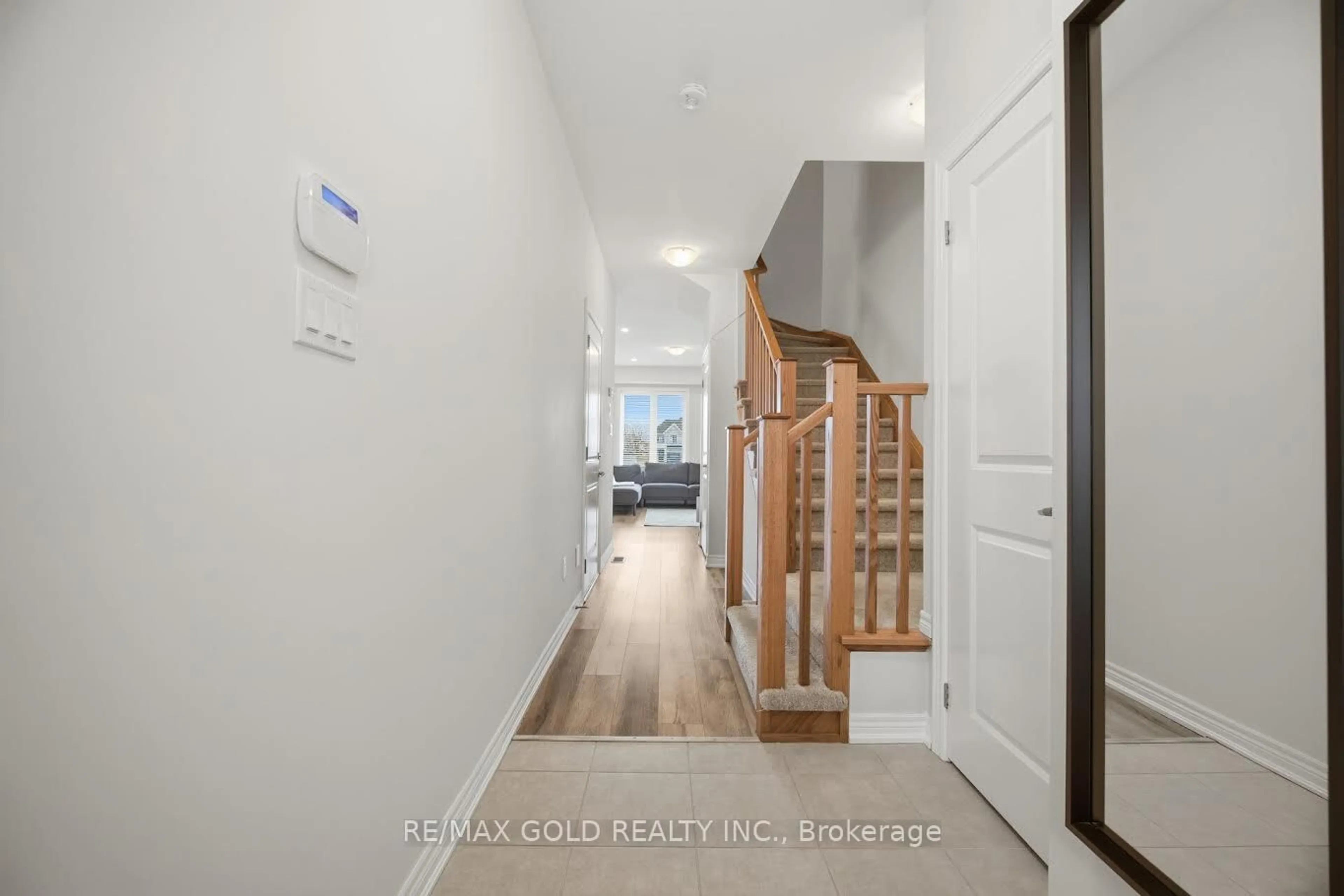 Indoor entryway for 30 Mia Dr #2, Hamilton Ontario L9B 0K1