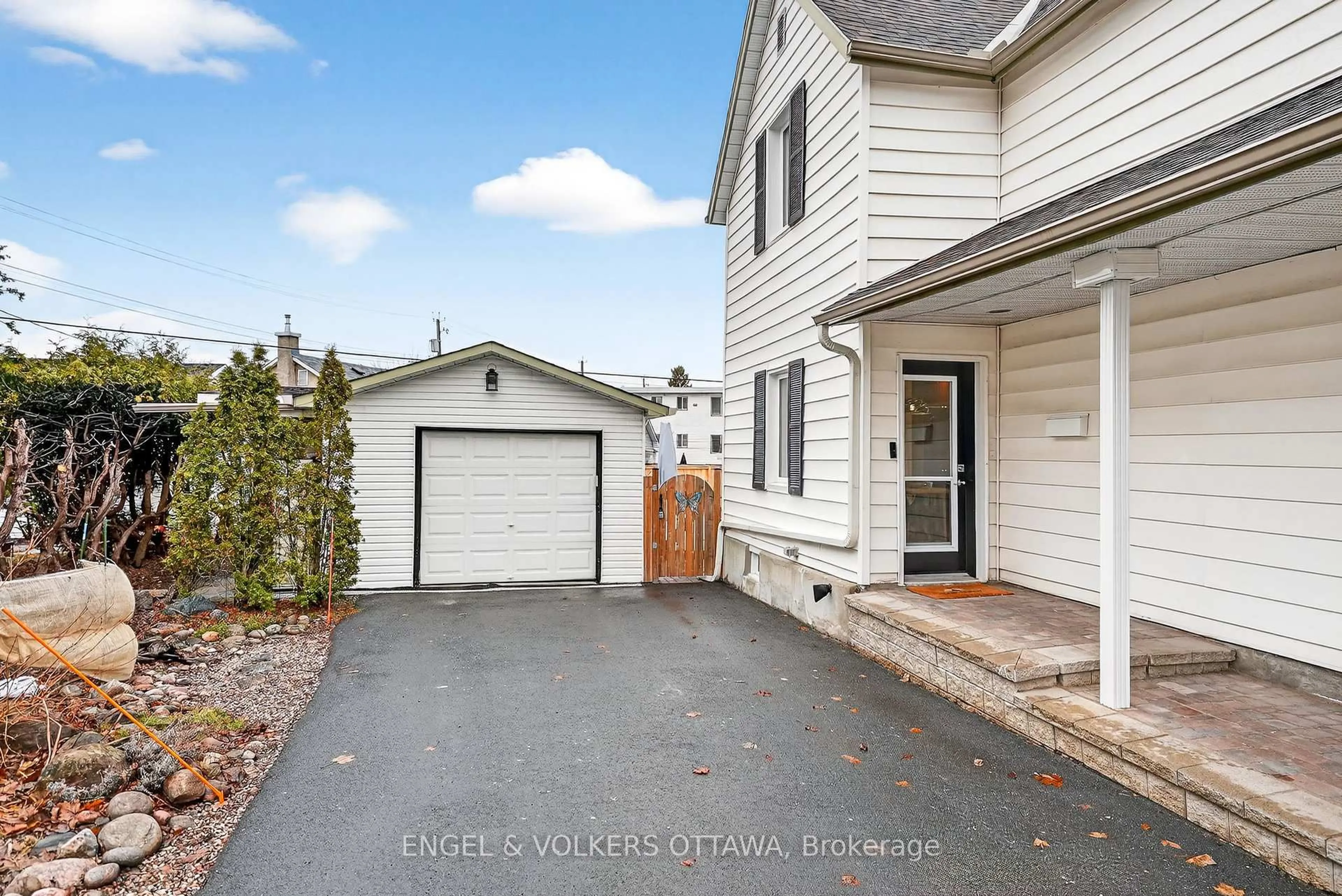 Home with vinyl exterior material, street for 381 Montfort St, Ottawa Ontario K1L 5M9