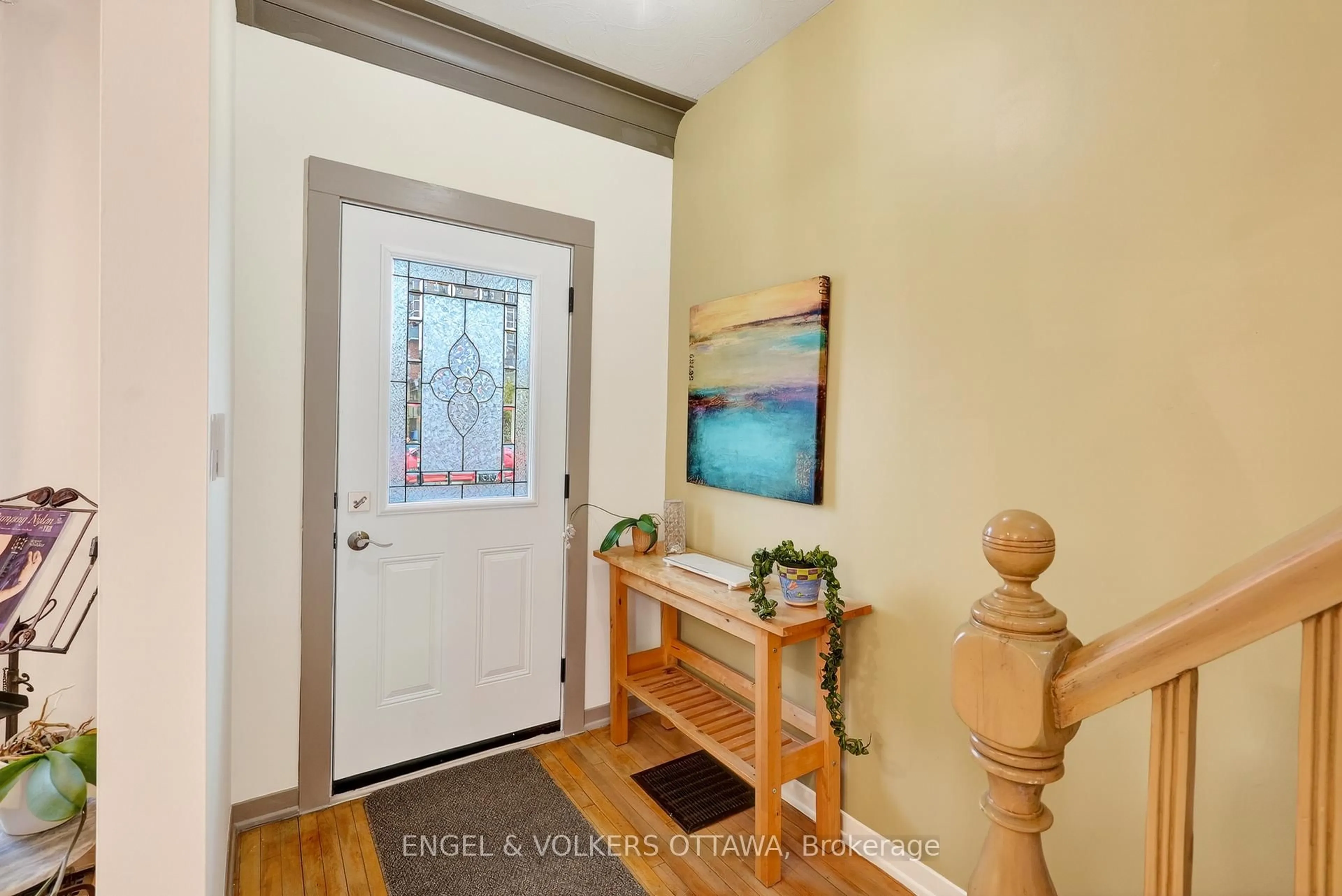 Indoor entryway for 381 Montfort St, Ottawa Ontario K1L 5M9