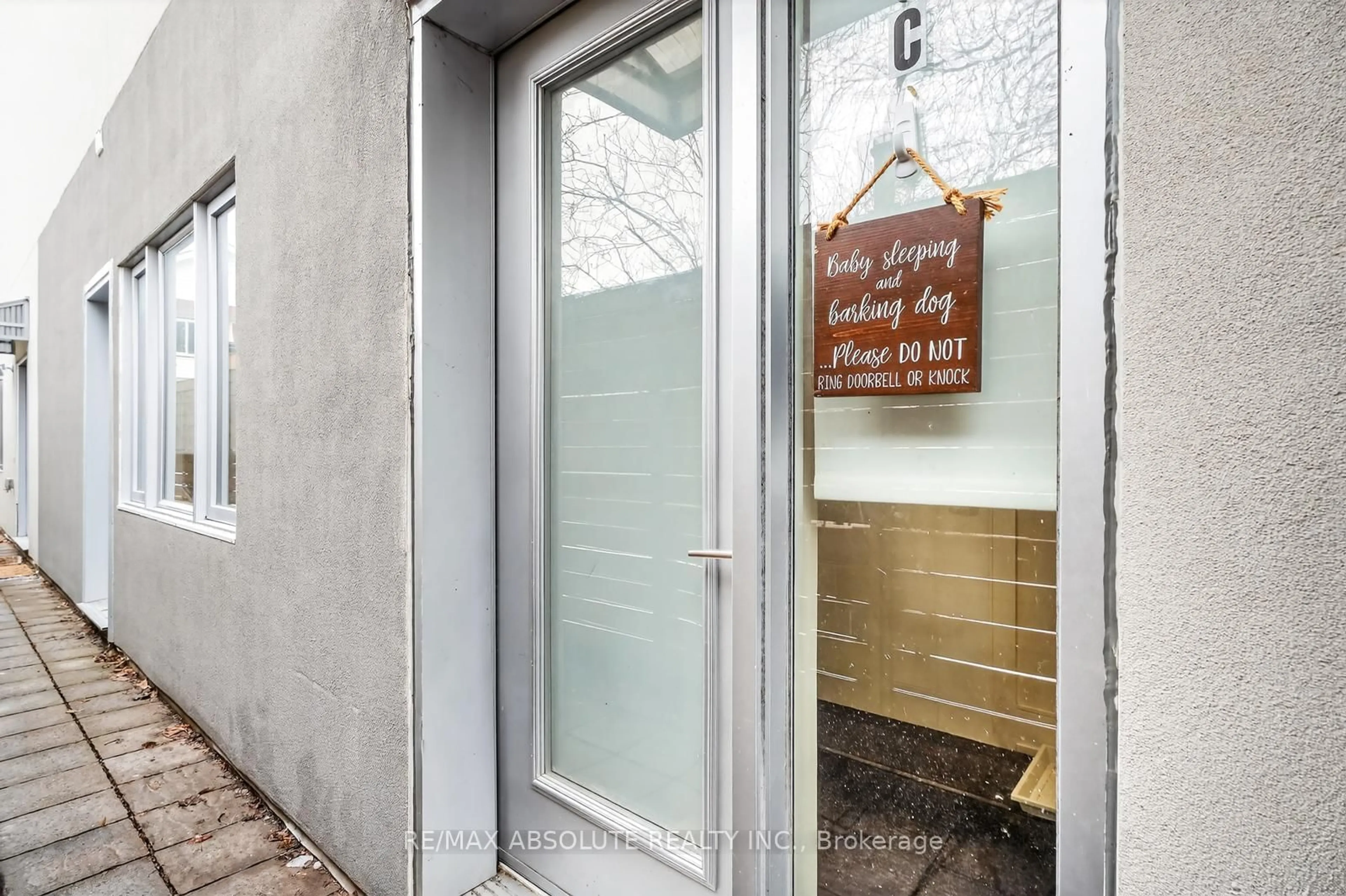 Indoor entryway for 246 Westhaven Cres, Ottawa Ontario K1Z 7G3