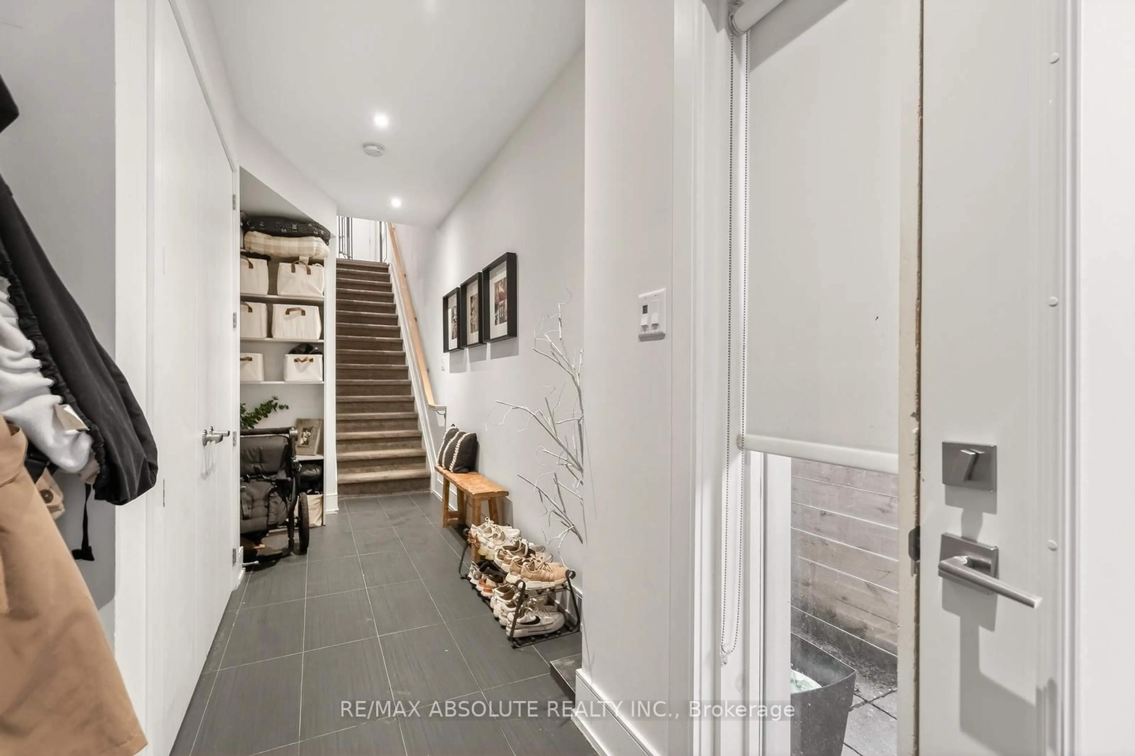 Indoor entryway for 246 Westhaven Cres, Ottawa Ontario K1Z 7G3