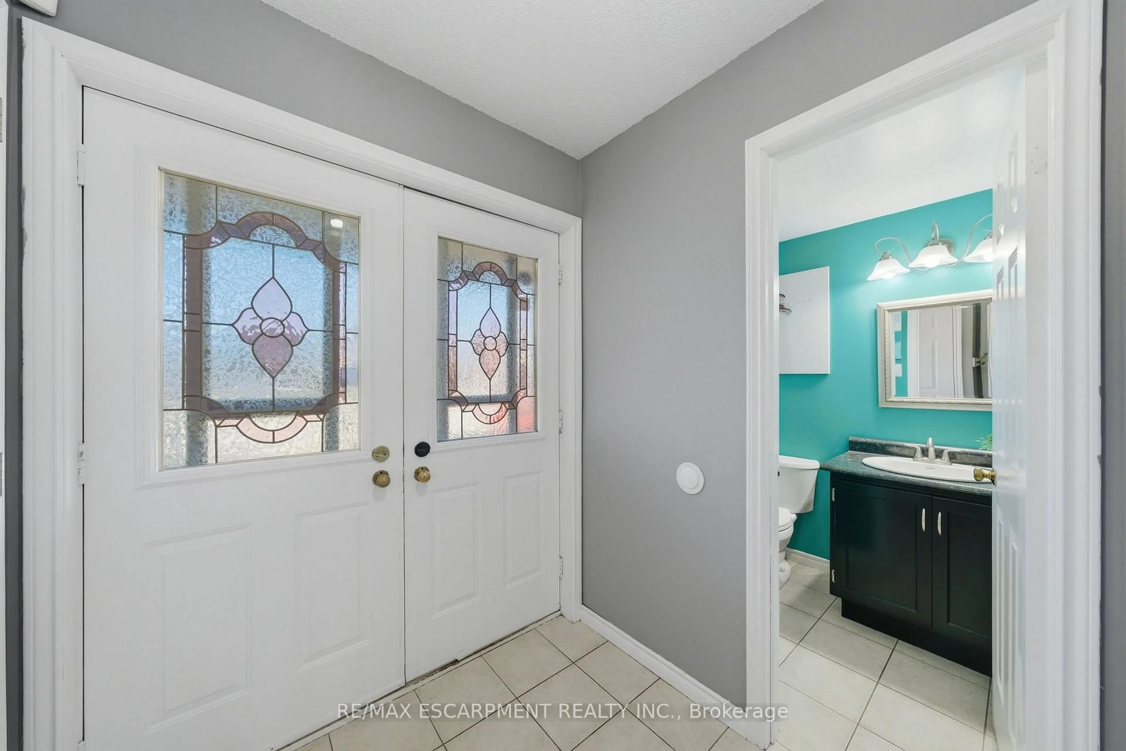 Indoor entryway for 15 Finch Pl, Hamilton Ontario L9A 5C2