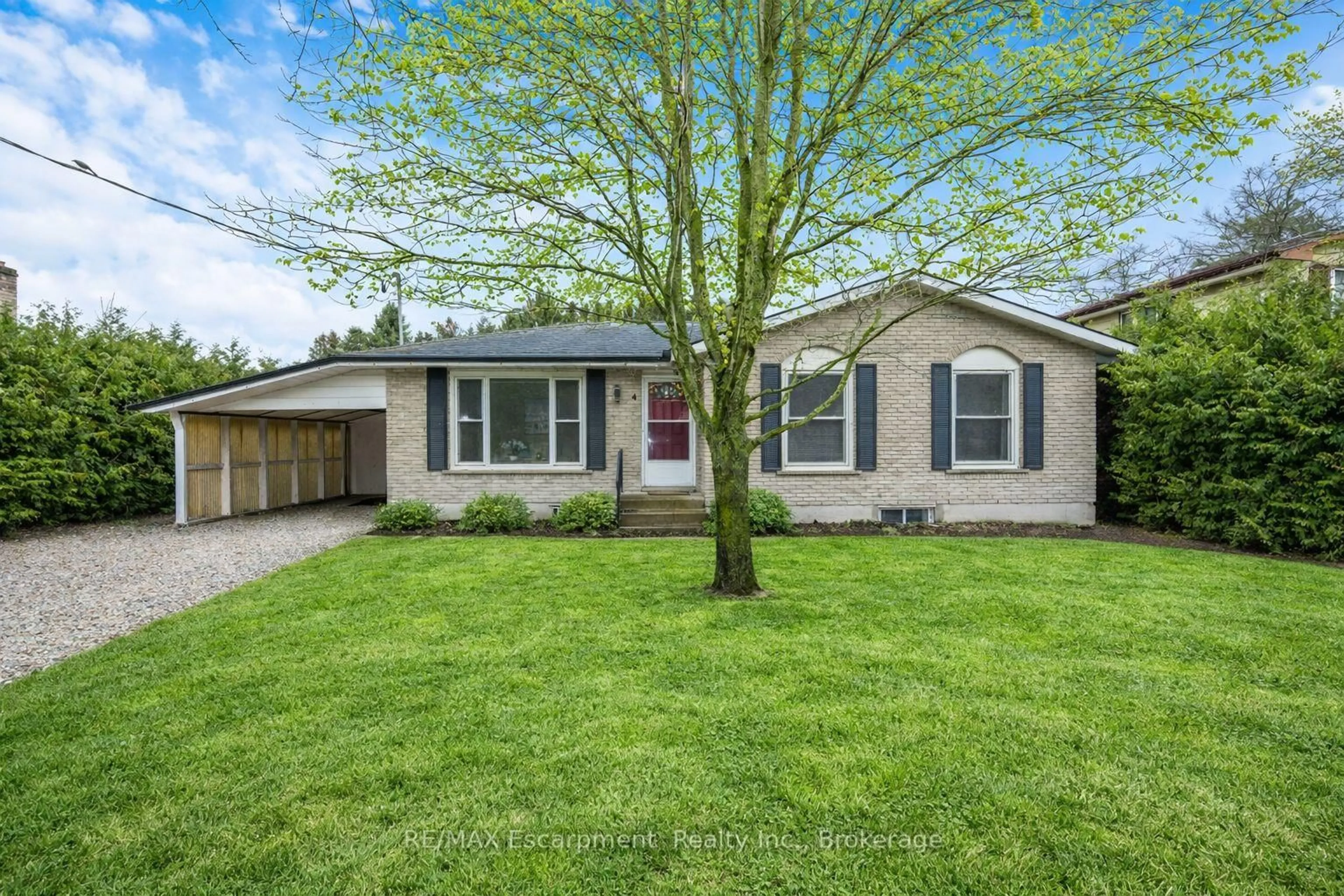 Home with vinyl exterior material, street for 4 Lyndhurst Ave, Norfolk Ontario N3Y 4J9