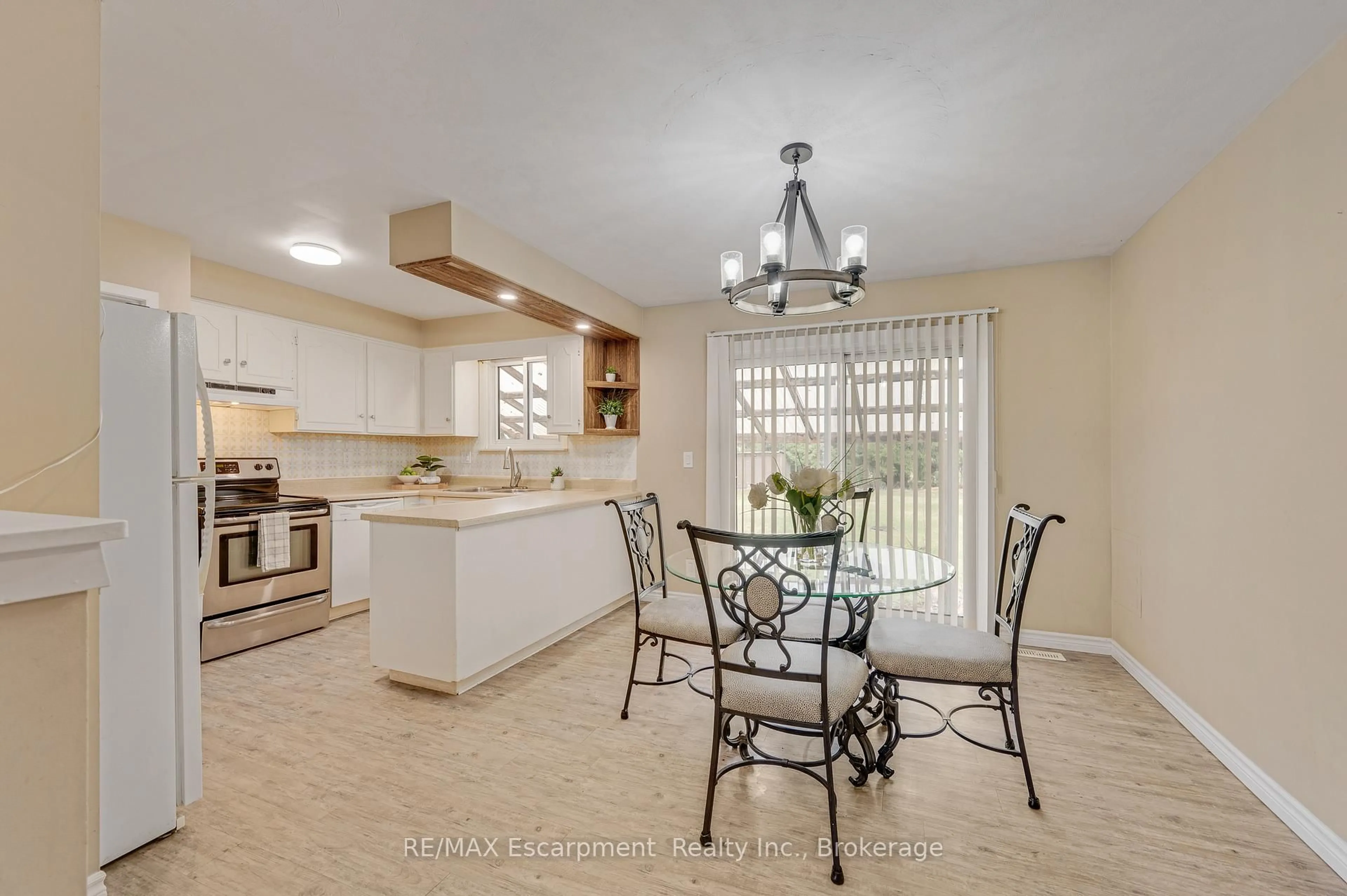 Open concept kitchen, ceramic/tile floor for 4 Lyndhurst Ave, Norfolk Ontario N3Y 4J9