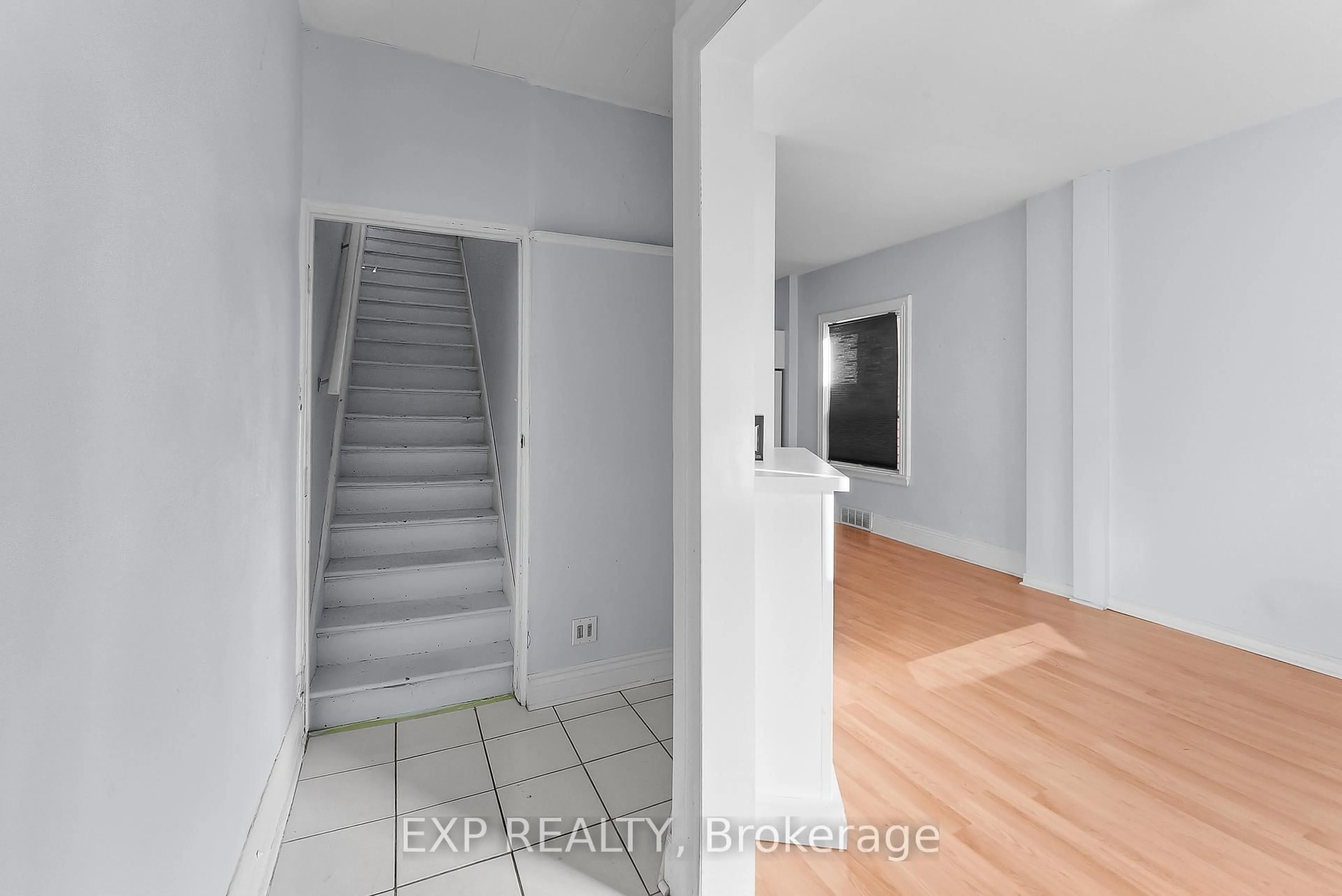 Indoor entryway for 200 Kensington Ave, Hamilton Ontario L8L 7N7