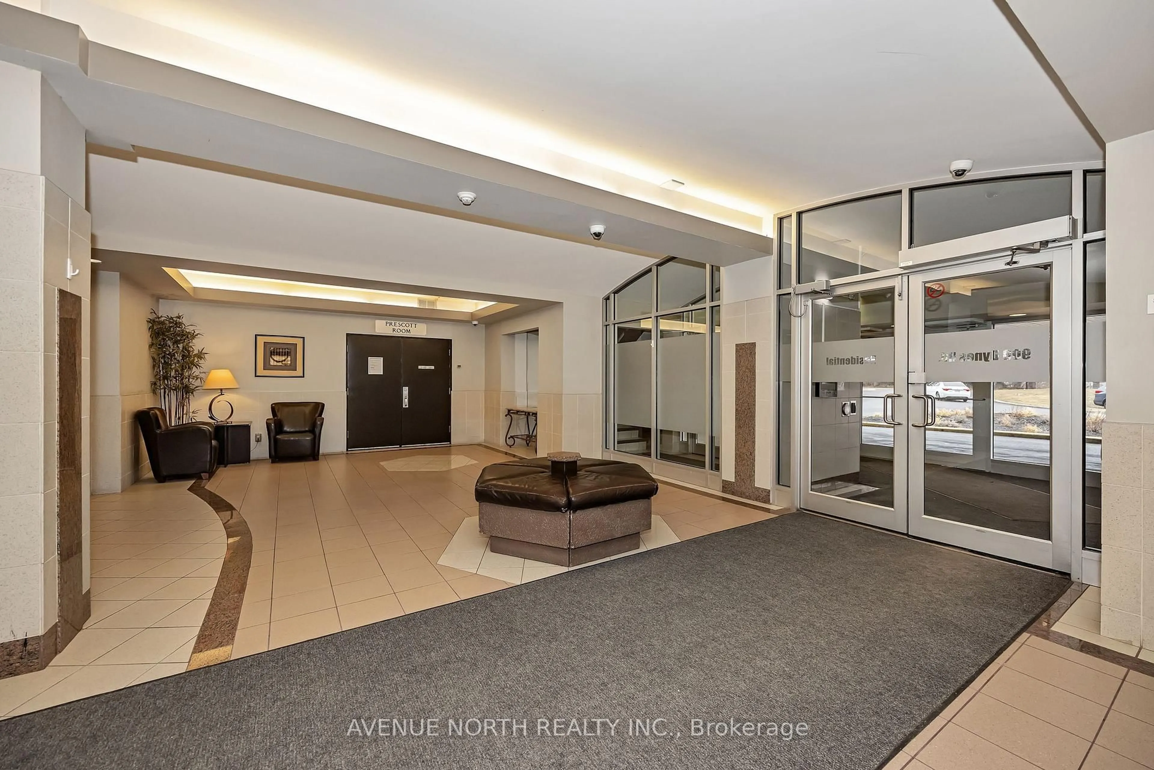 Indoor foyer for 900 Dynes Rd #308, Ottawa Ontario K2C 3L6