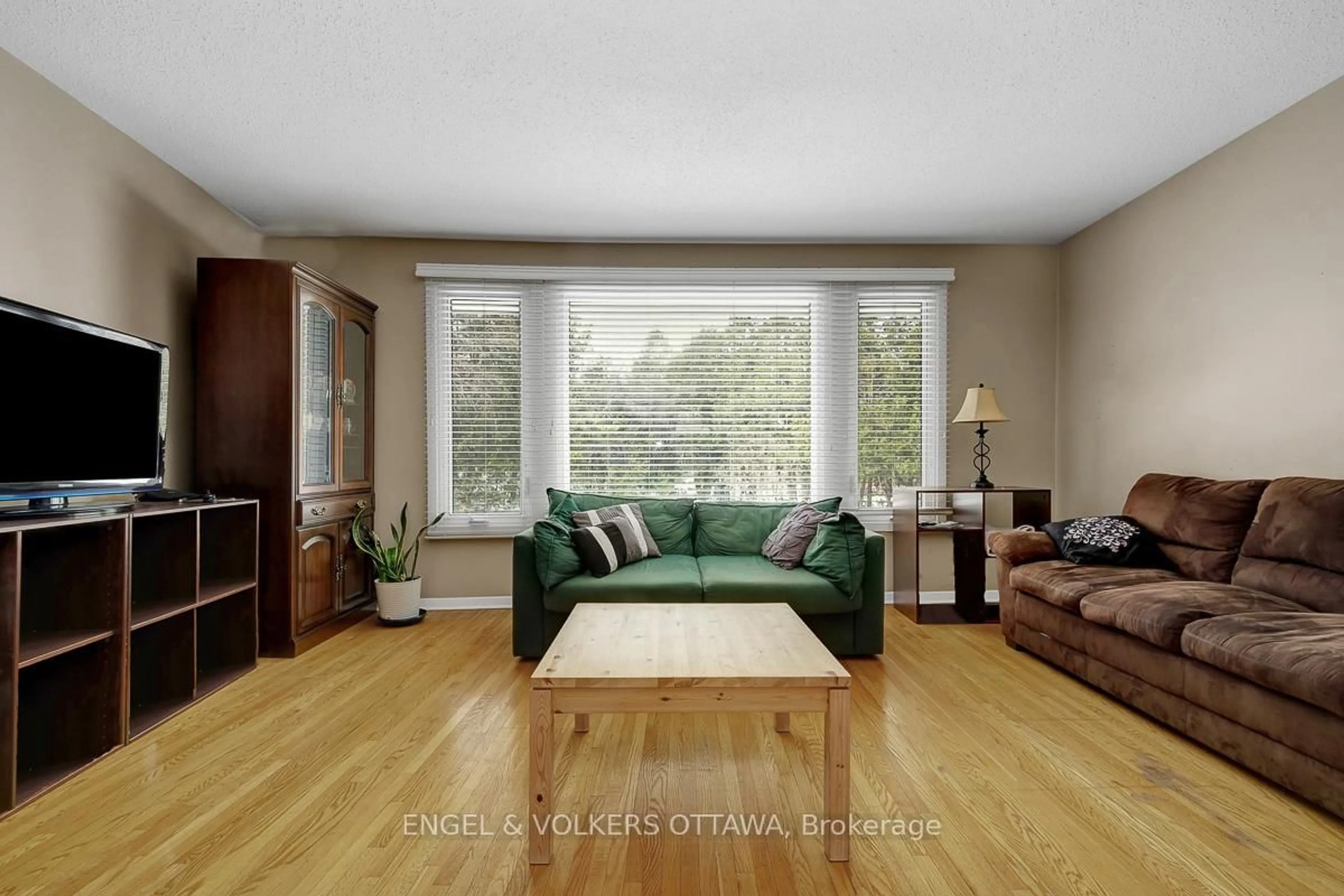 Living room with furniture, wood/laminate floor for 765 Springland Dr #B, Ottawa Ontario K1V 6L9