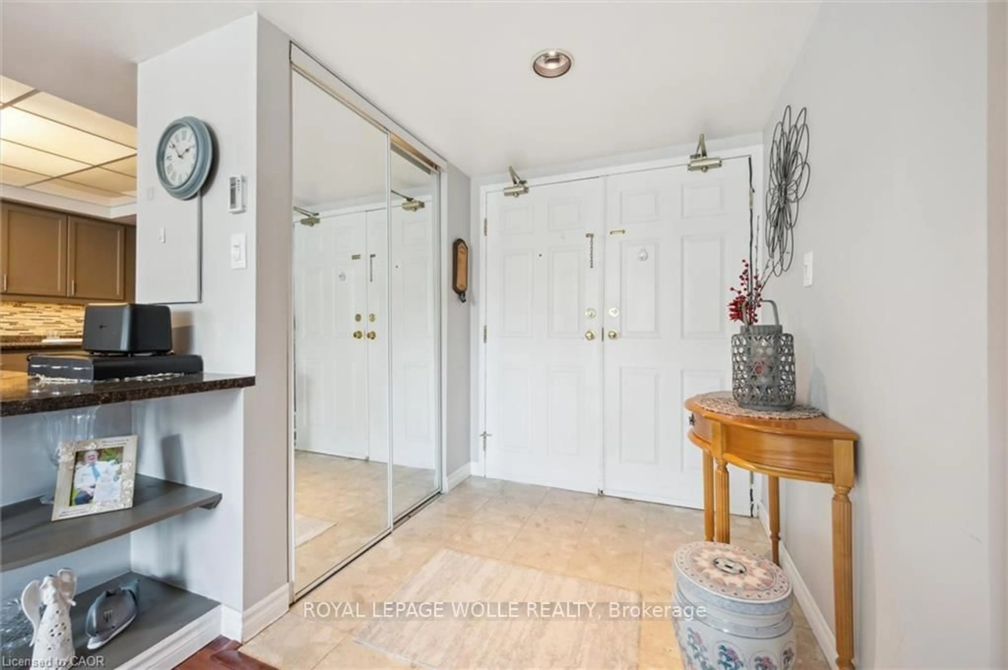 Indoor entryway for 3267 King St #204, Kitchener Ontario N2A 4A4