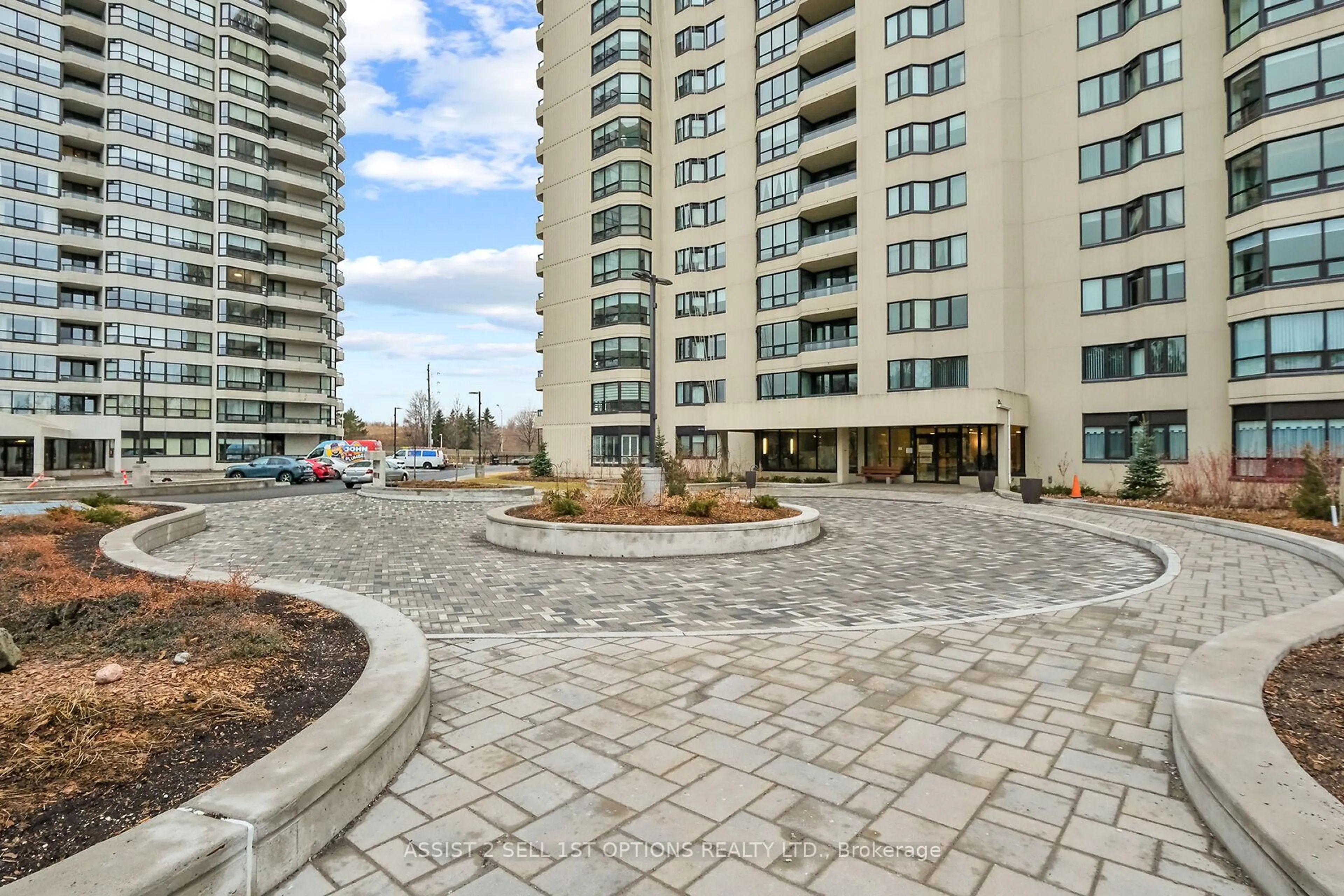 Patio, street for 1500 Riverside Dr #807, Ottawa Ontario K1G 4J4