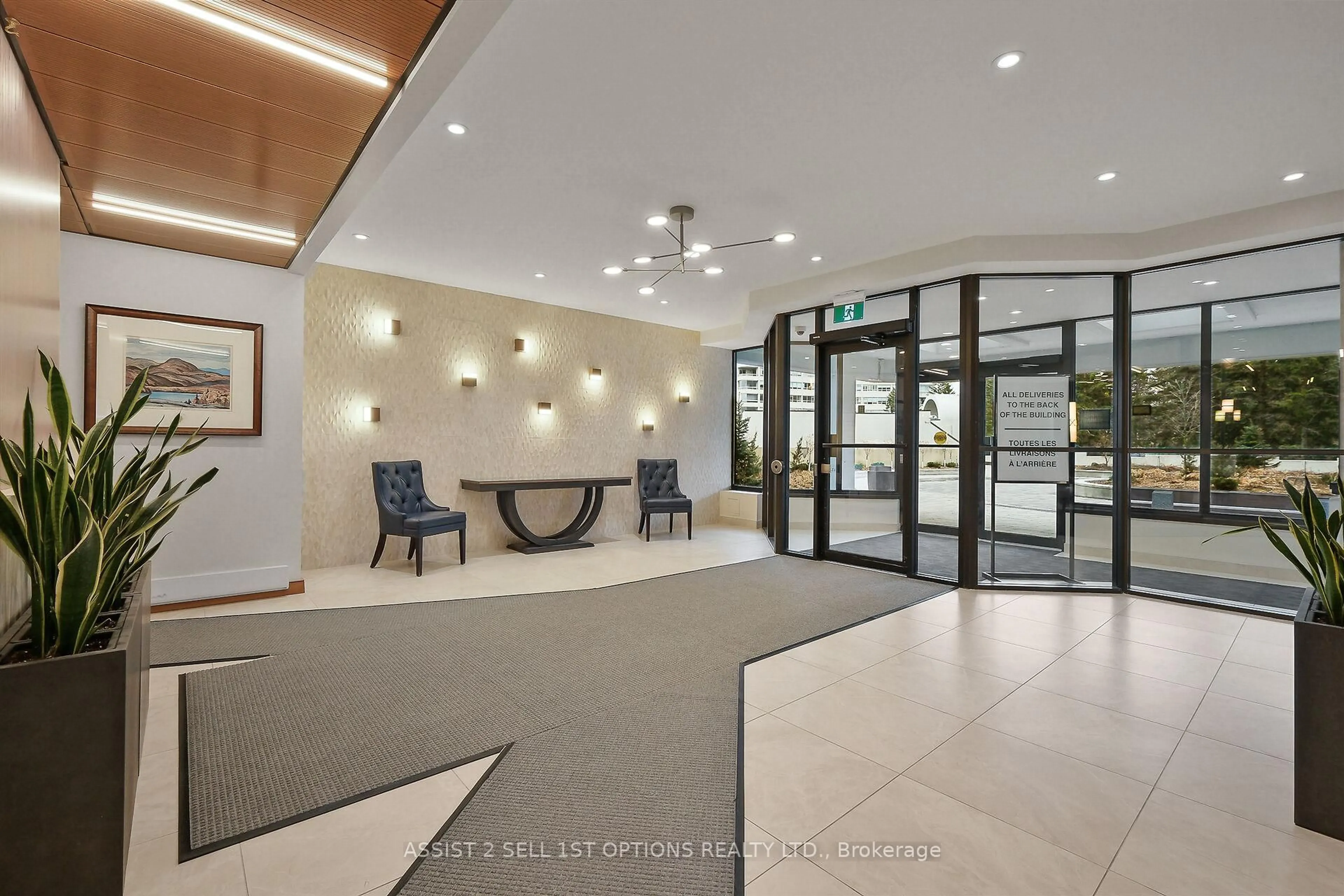 Indoor foyer for 1500 Riverside Dr #807, Ottawa Ontario K1G 4J4