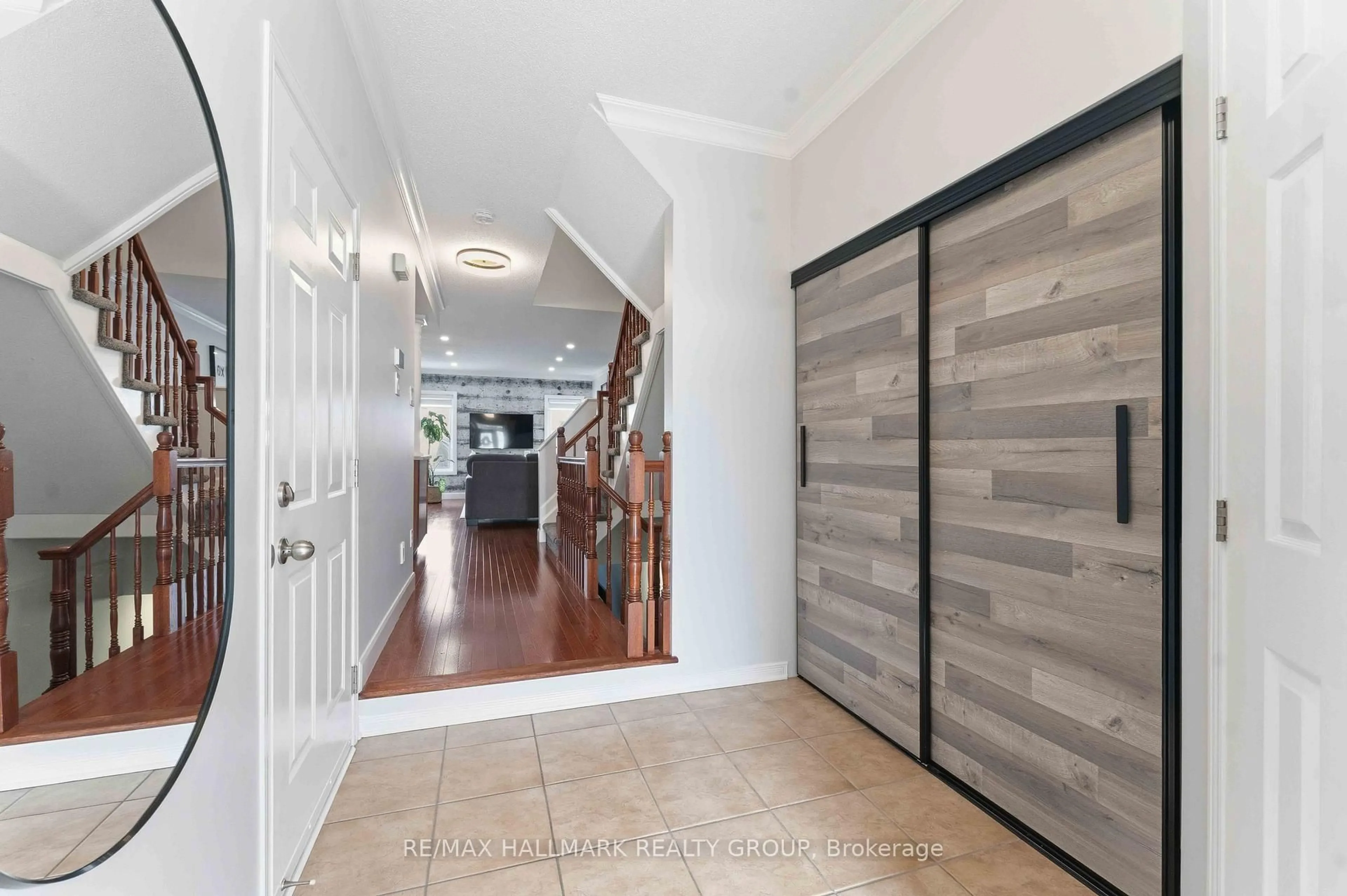 Indoor entryway for 2034 Winsome Terr, Ottawa Ontario K4A 4Y5