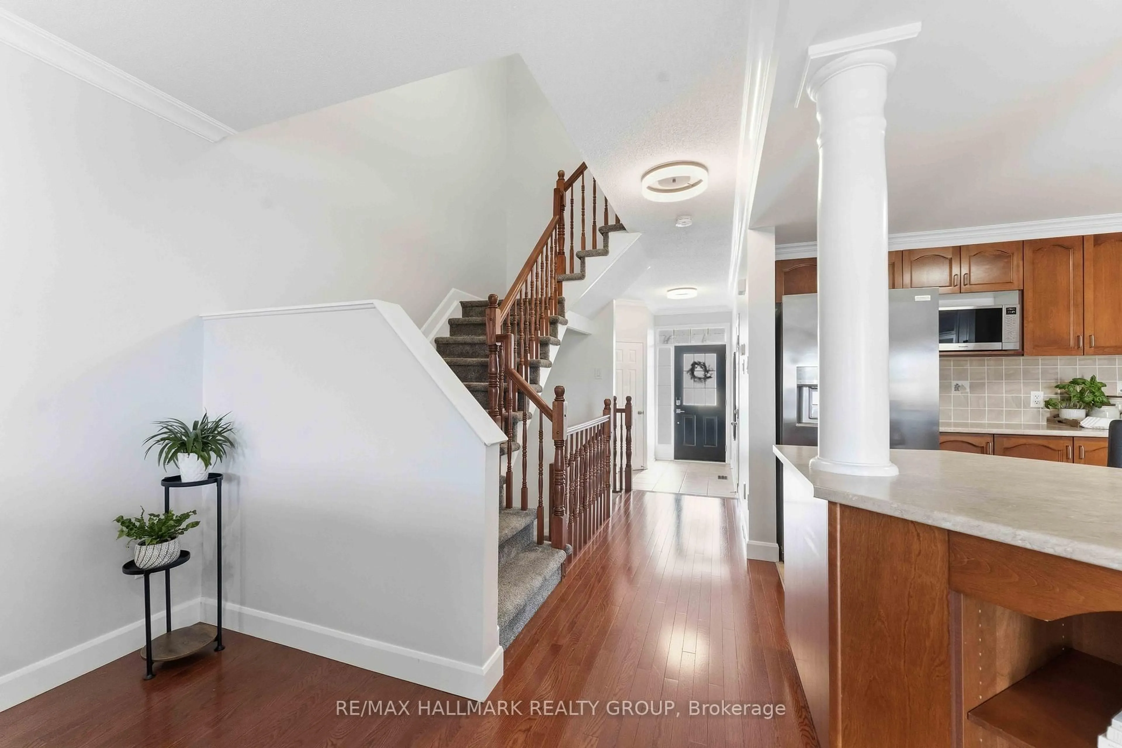 Indoor entryway for 2034 Winsome Terr, Ottawa Ontario K4A 4Y5