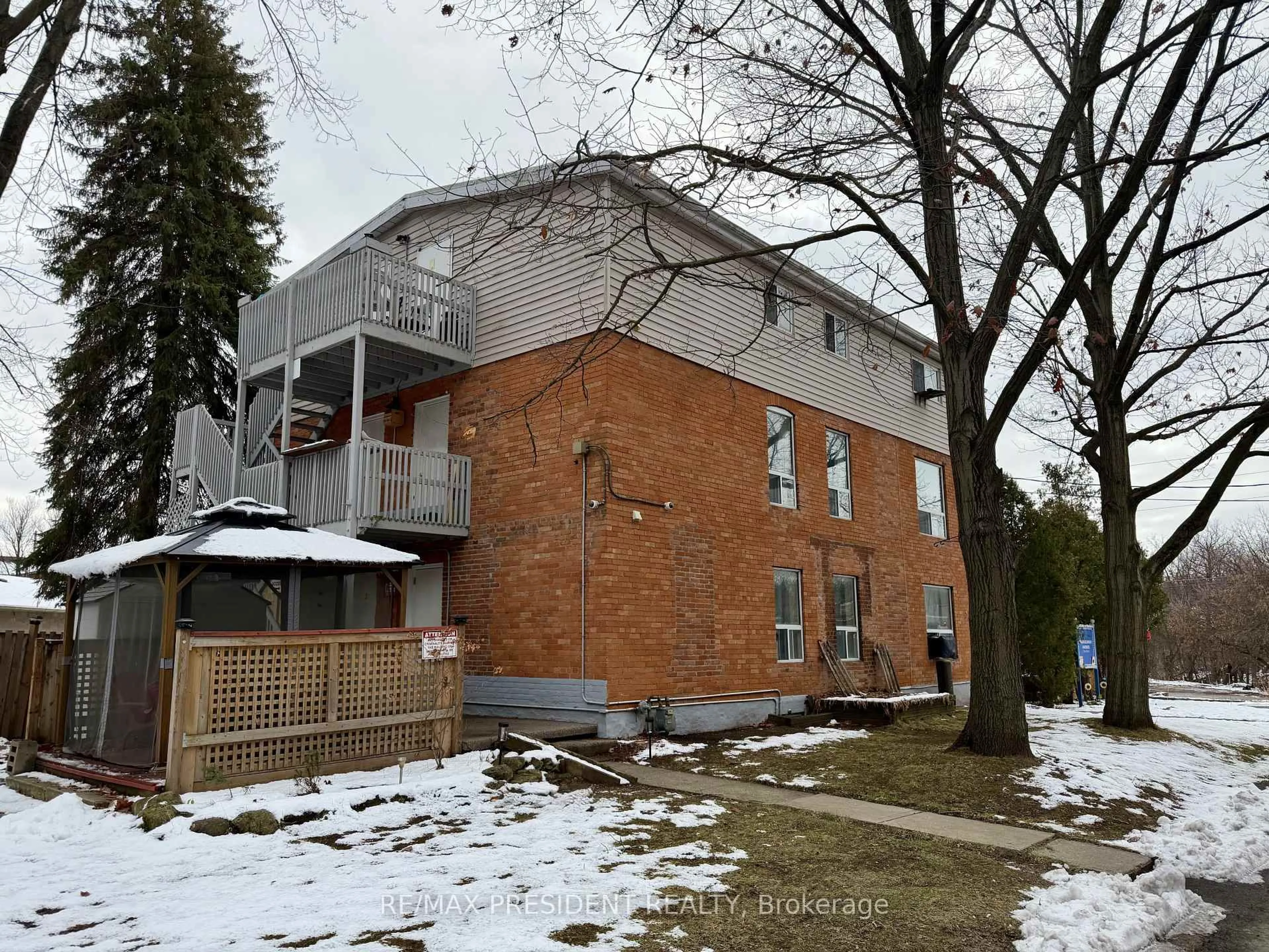 A pic from outside/outdoor area/front of a property/back of a property/a pic from drone, building for 37 Bond St, Hamilton Ontario L9H 3H2