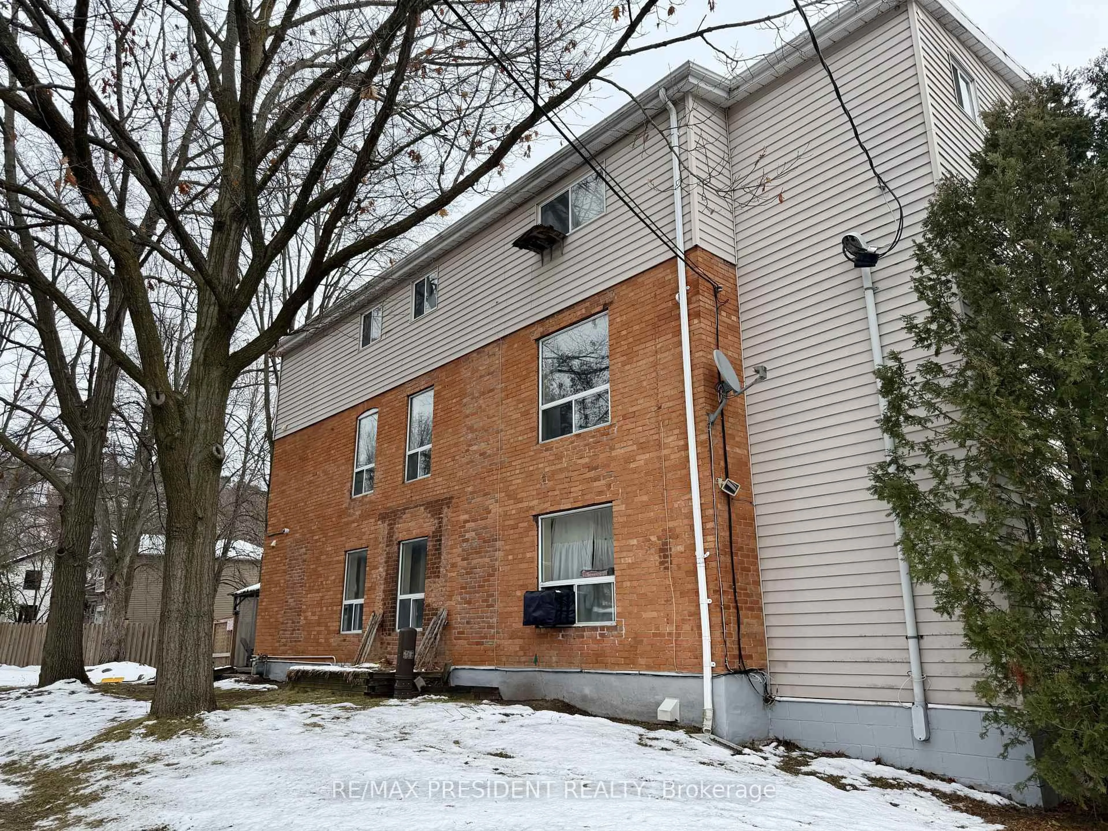 Home with brick exterior material, building for 37 Bond St, Hamilton Ontario L9H 3H2