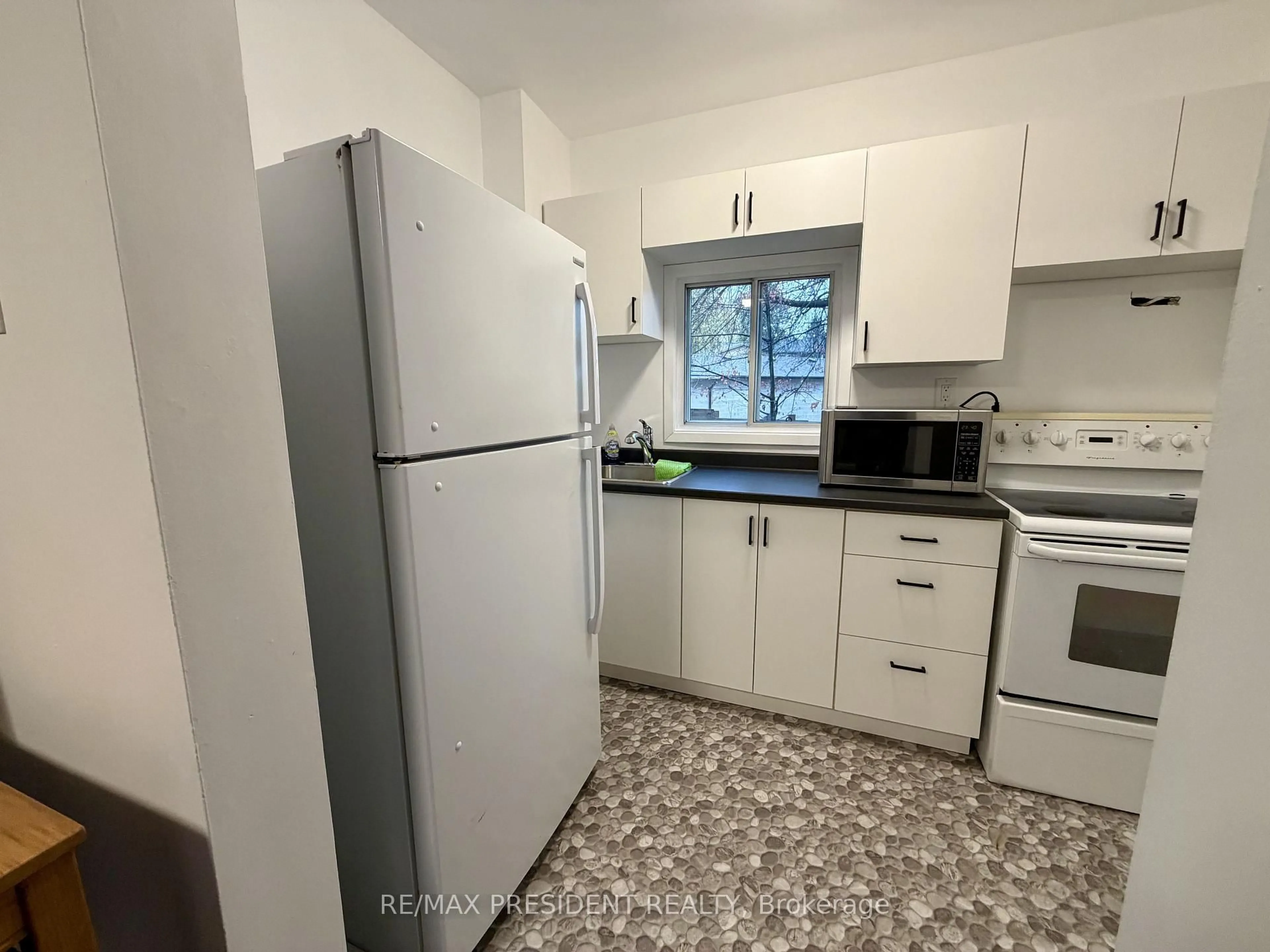 Standard kitchen, unknown for 37 Bond St, Hamilton Ontario L9H 3H2