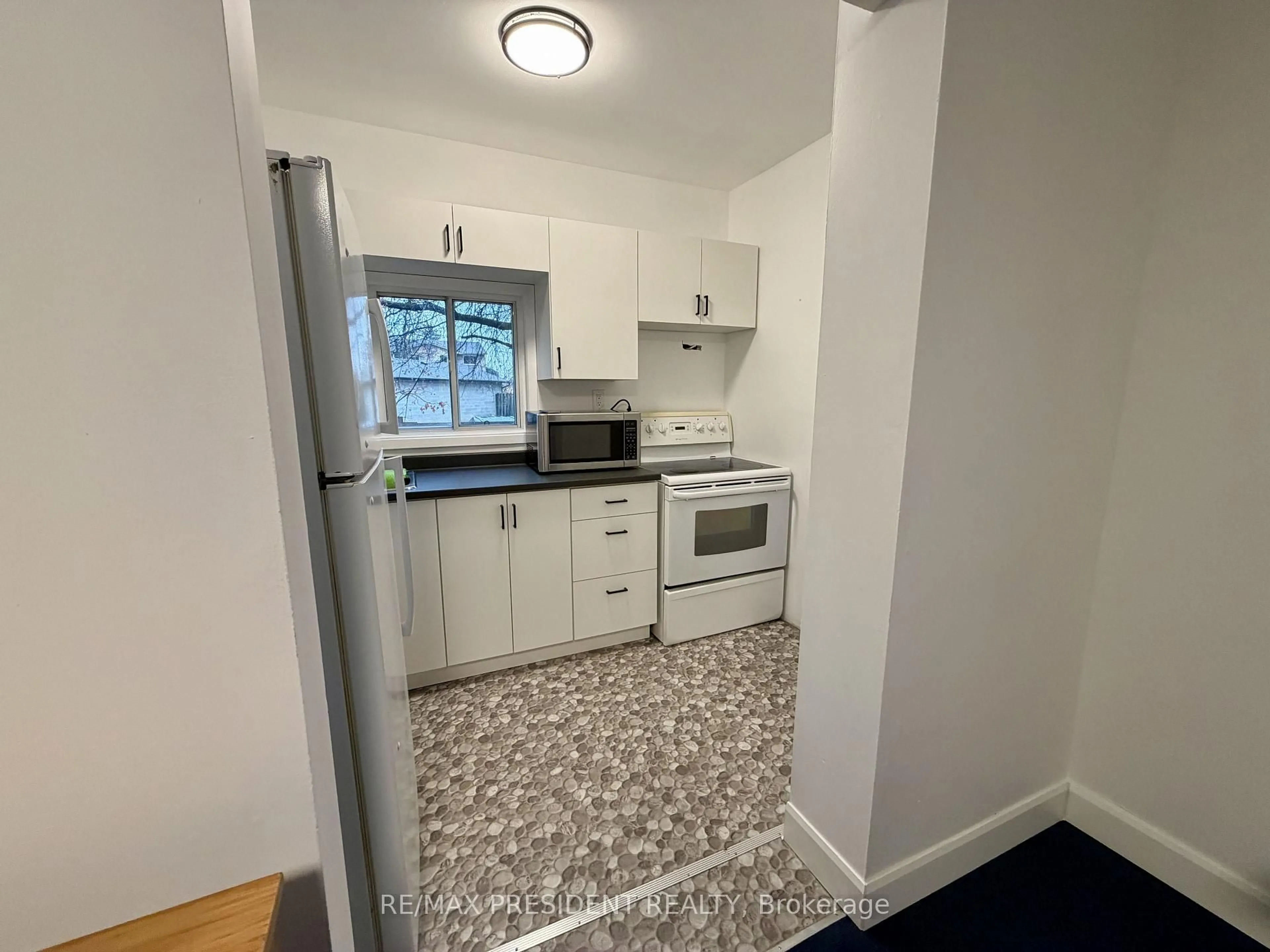 Standard kitchen, unknown for 37 Bond St, Hamilton Ontario L9H 3H2