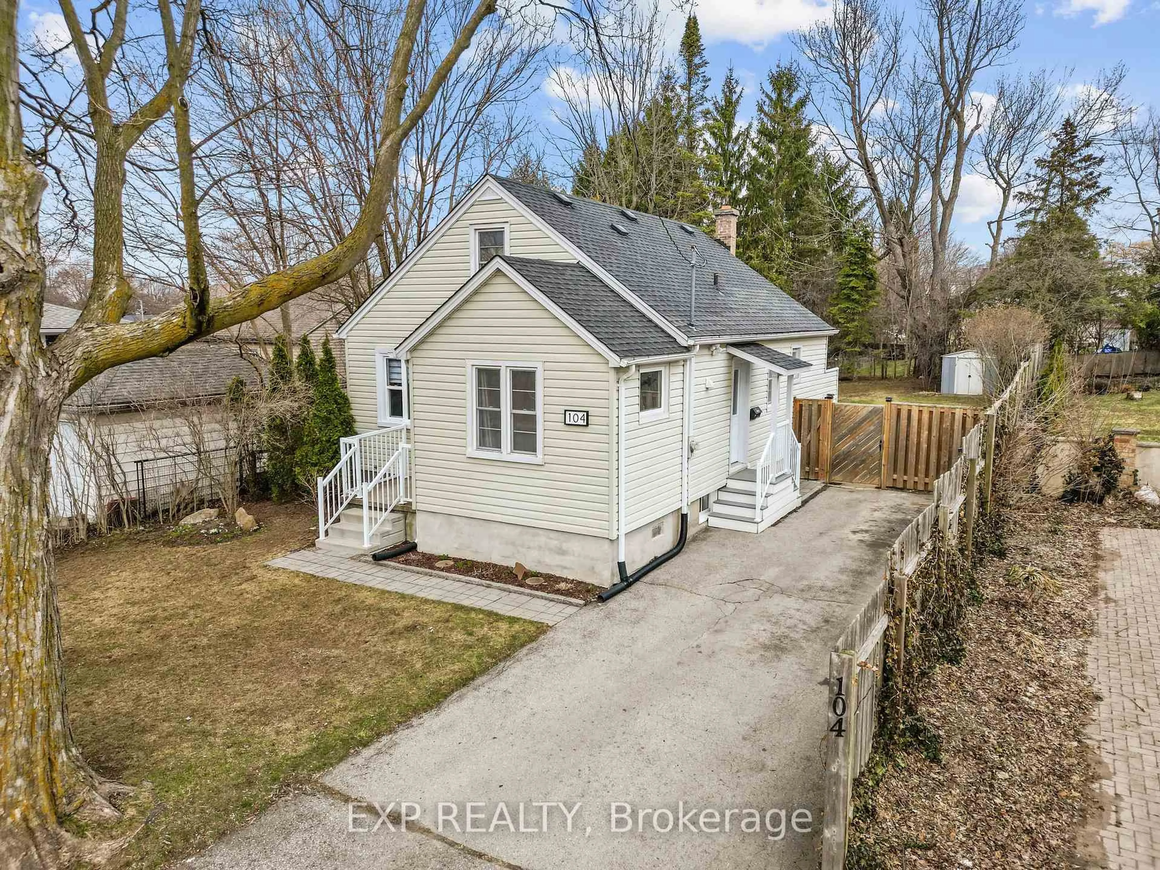 A pic from outside/outdoor area/front of a property/back of a property/a pic from drone, street for 104 Barker St, London East Ontario N5Y 1X7