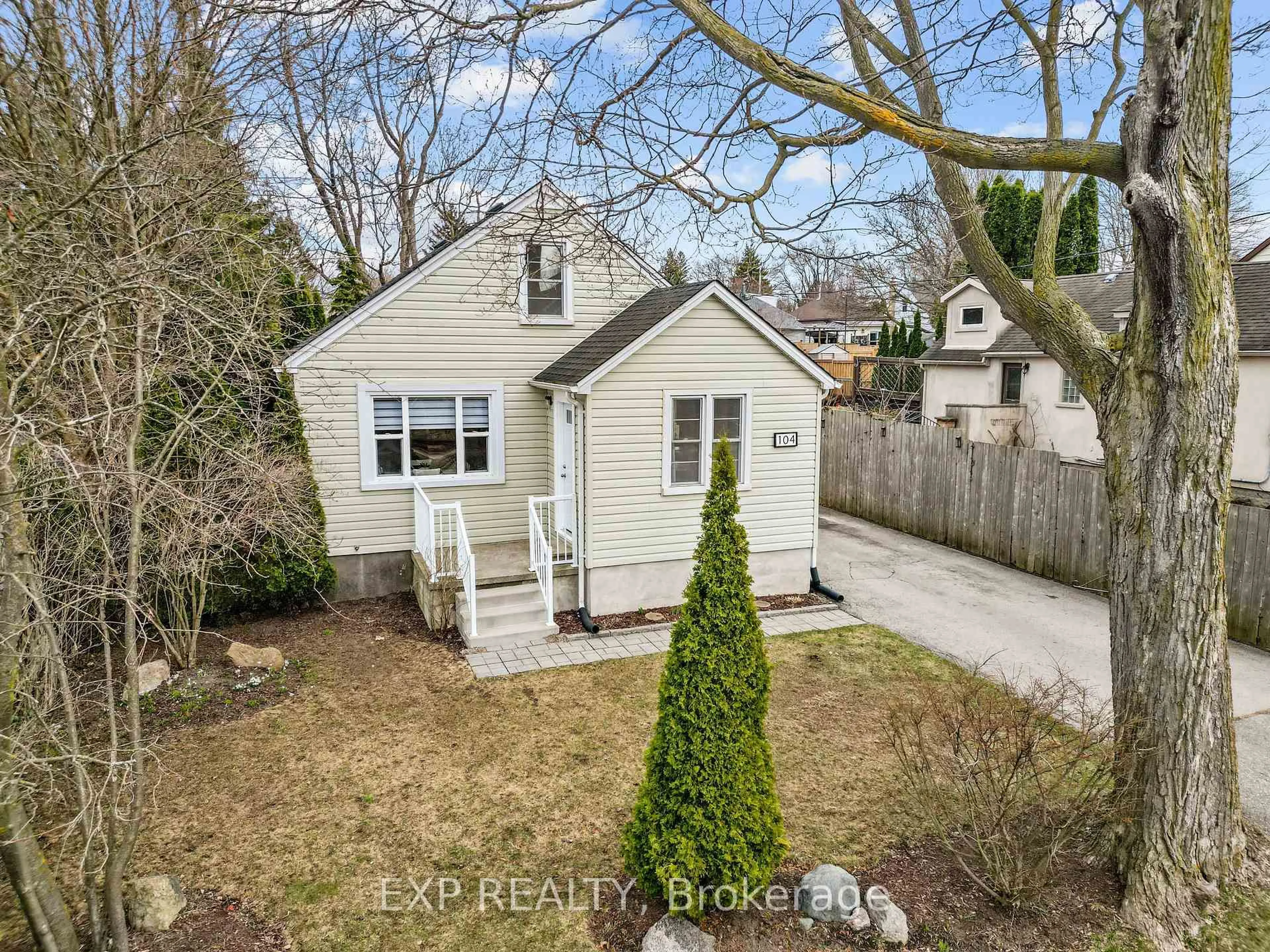 A pic from outside/outdoor area/front of a property/back of a property/a pic from drone, street for 104 Barker St, London East Ontario N5Y 1X7