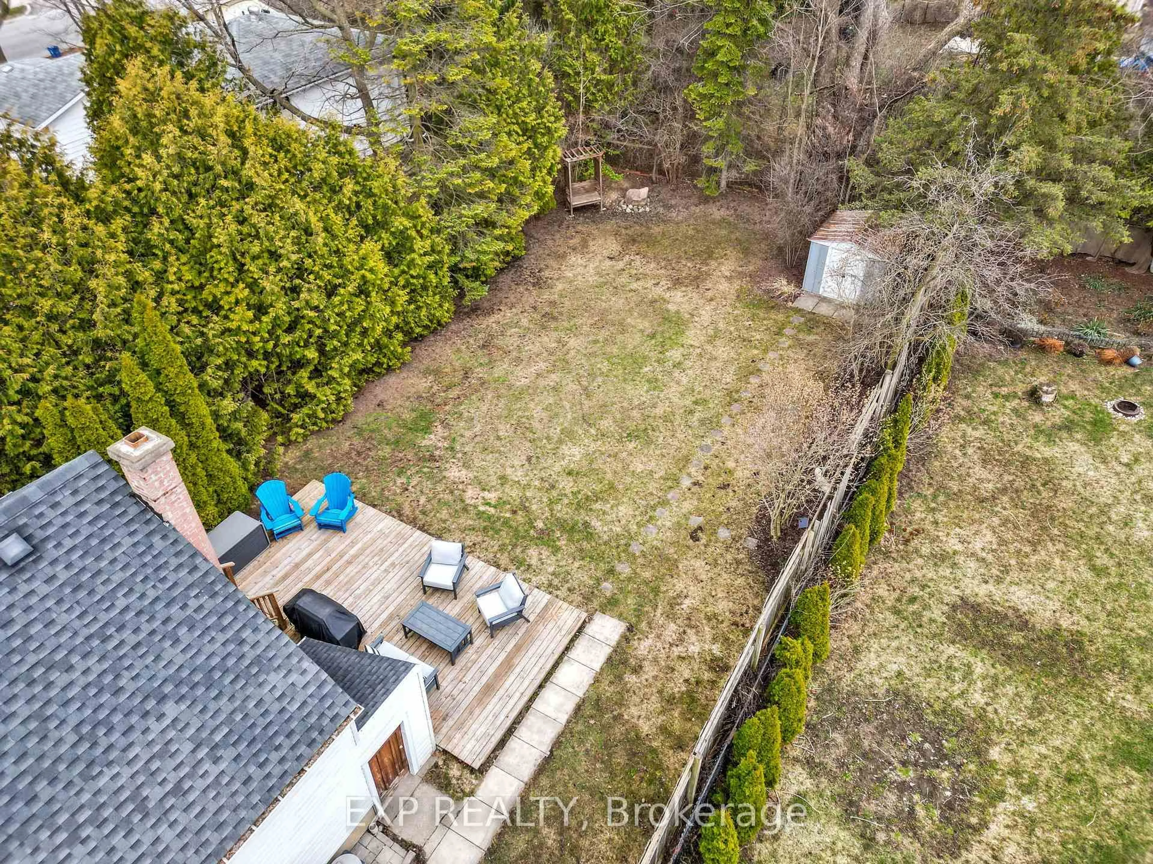 A pic from outside/outdoor area/front of a property/back of a property/a pic from drone, unknown for 104 Barker St, London East Ontario N5Y 1X7