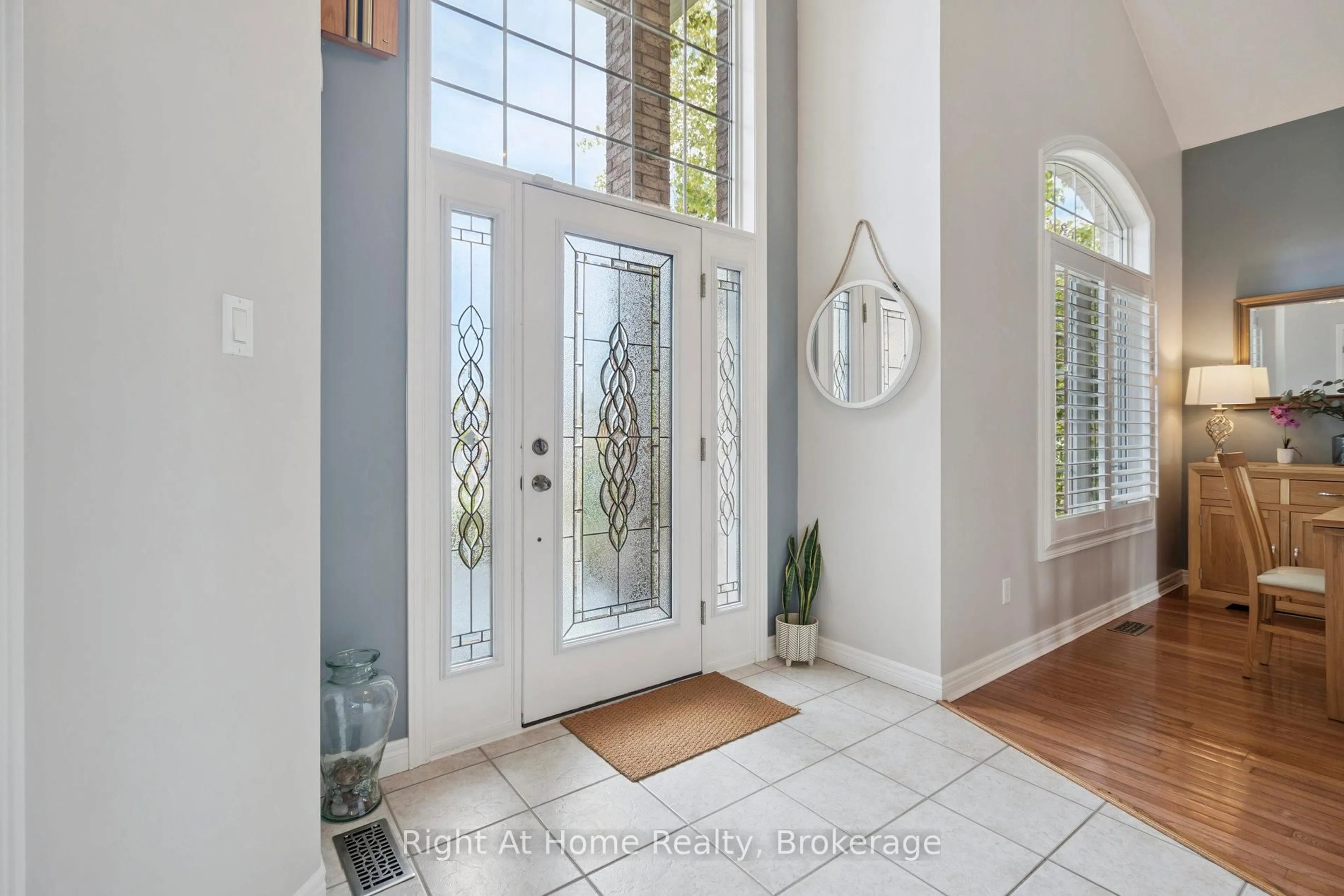 Indoor entryway for 20 Scottswood Lane, Haldimand Ontario N3W 2M4