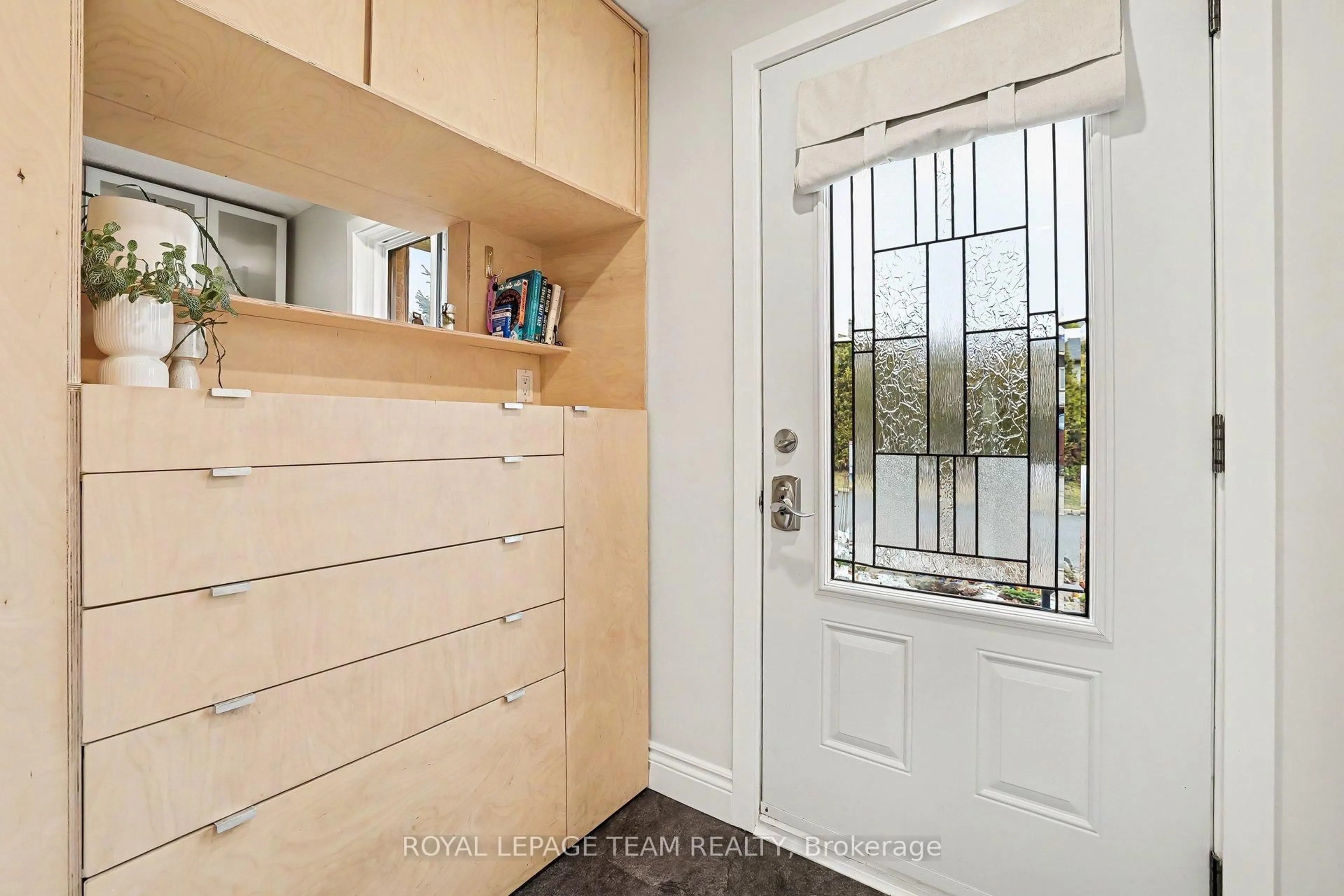 Indoor entryway for 43 Whelan Dr, Ottawa Ontario K2J 2A3