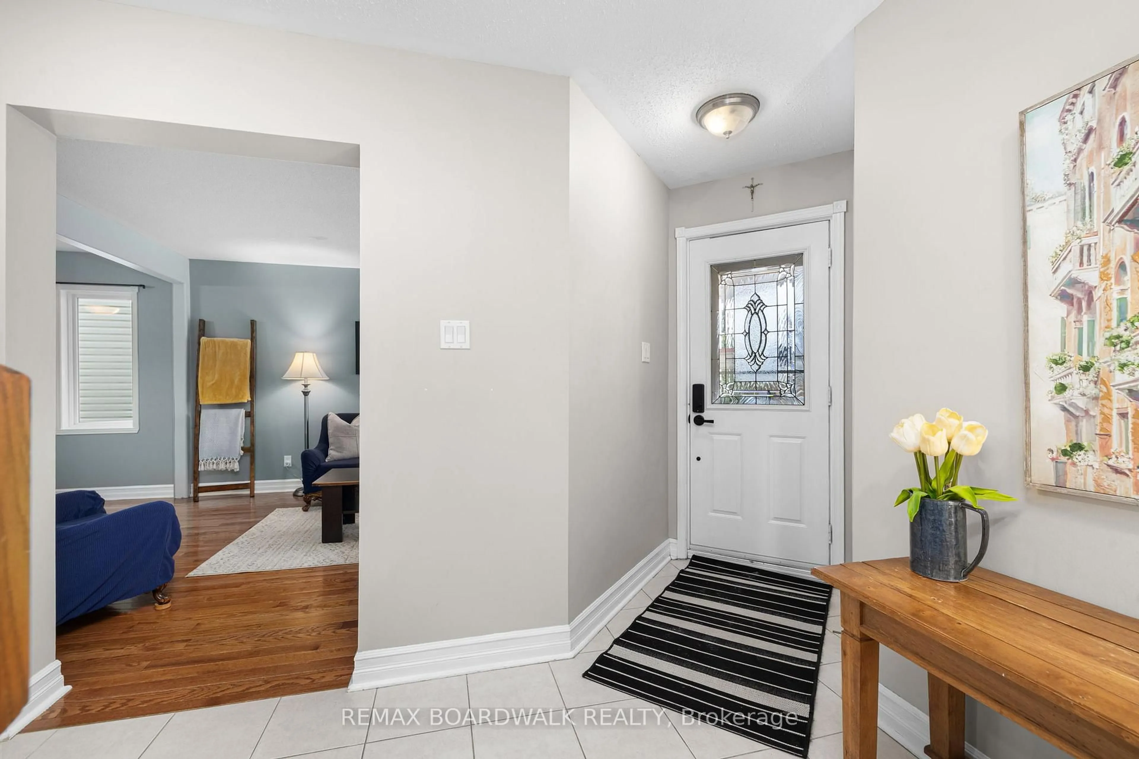 Indoor entryway for 1981 Orchardview Ave, Ottawa Ontario K4A 3B8