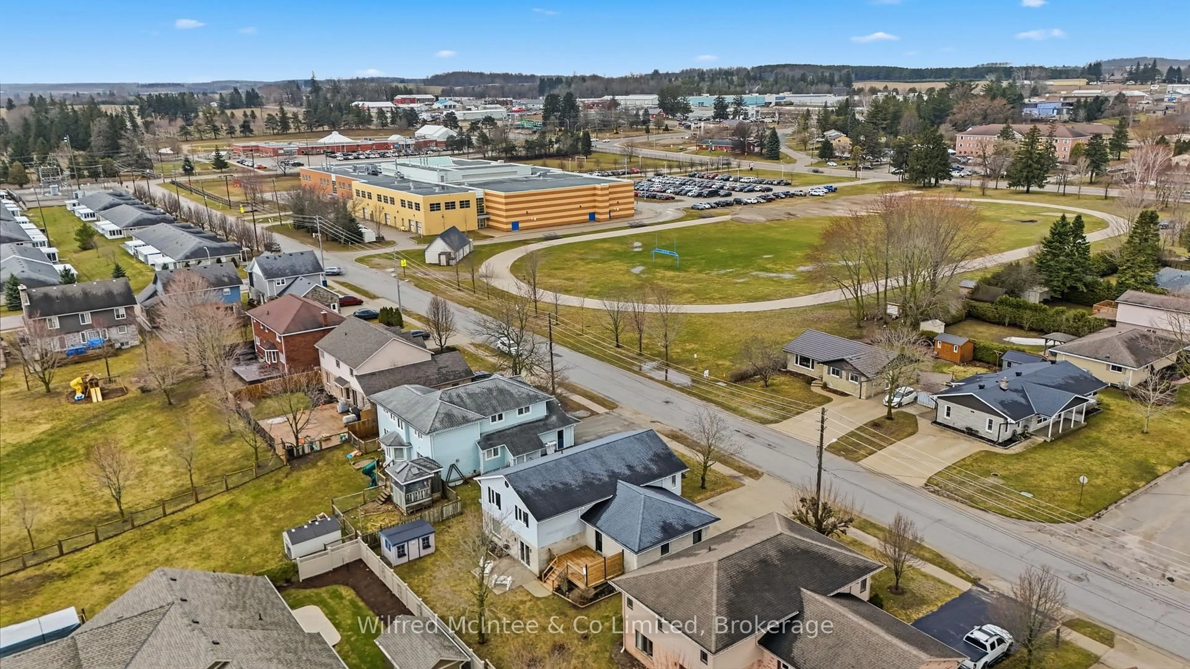 A pic from outside/outdoor area/front of a property/back of a property/a pic from drone, city buildings view from balcony for 214 Hinks St, Brockton Ontario N0G 2V0