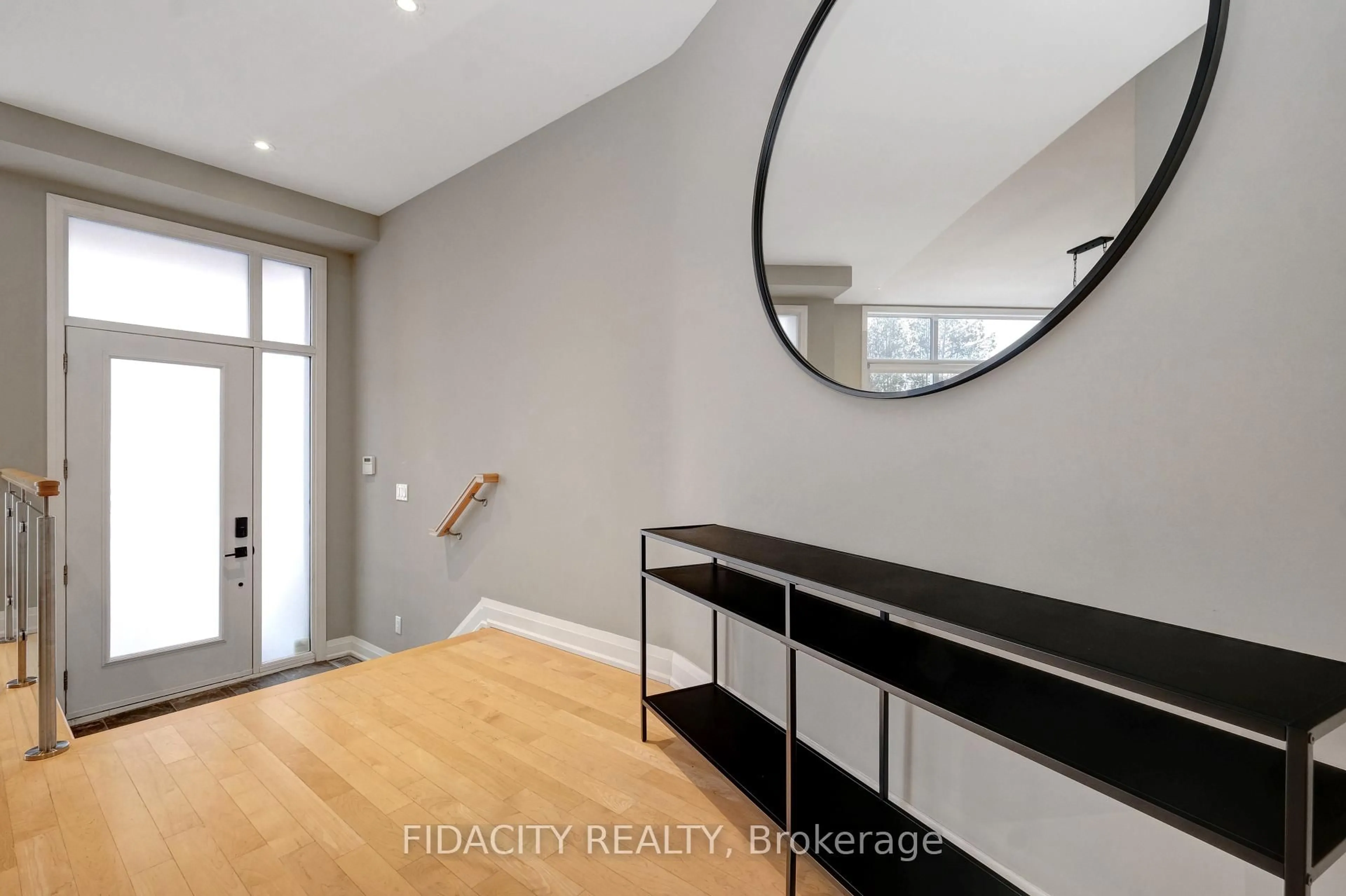 Indoor entryway for 376C Wilmont Ave, Ottawa Ontario K2A 0B1