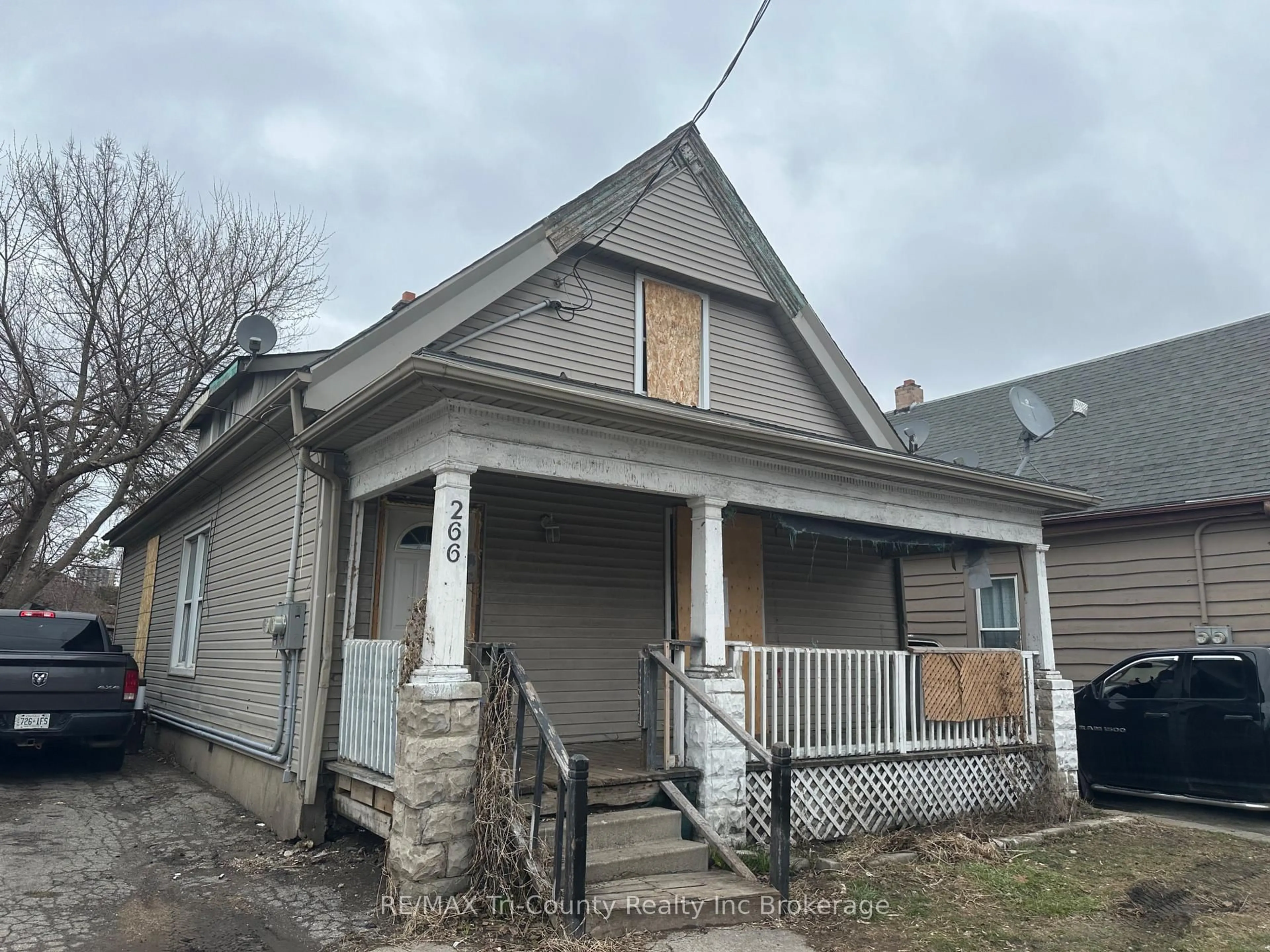 Unknown for 266 Hamilton Rd, London East Ontario N5Z 1R3